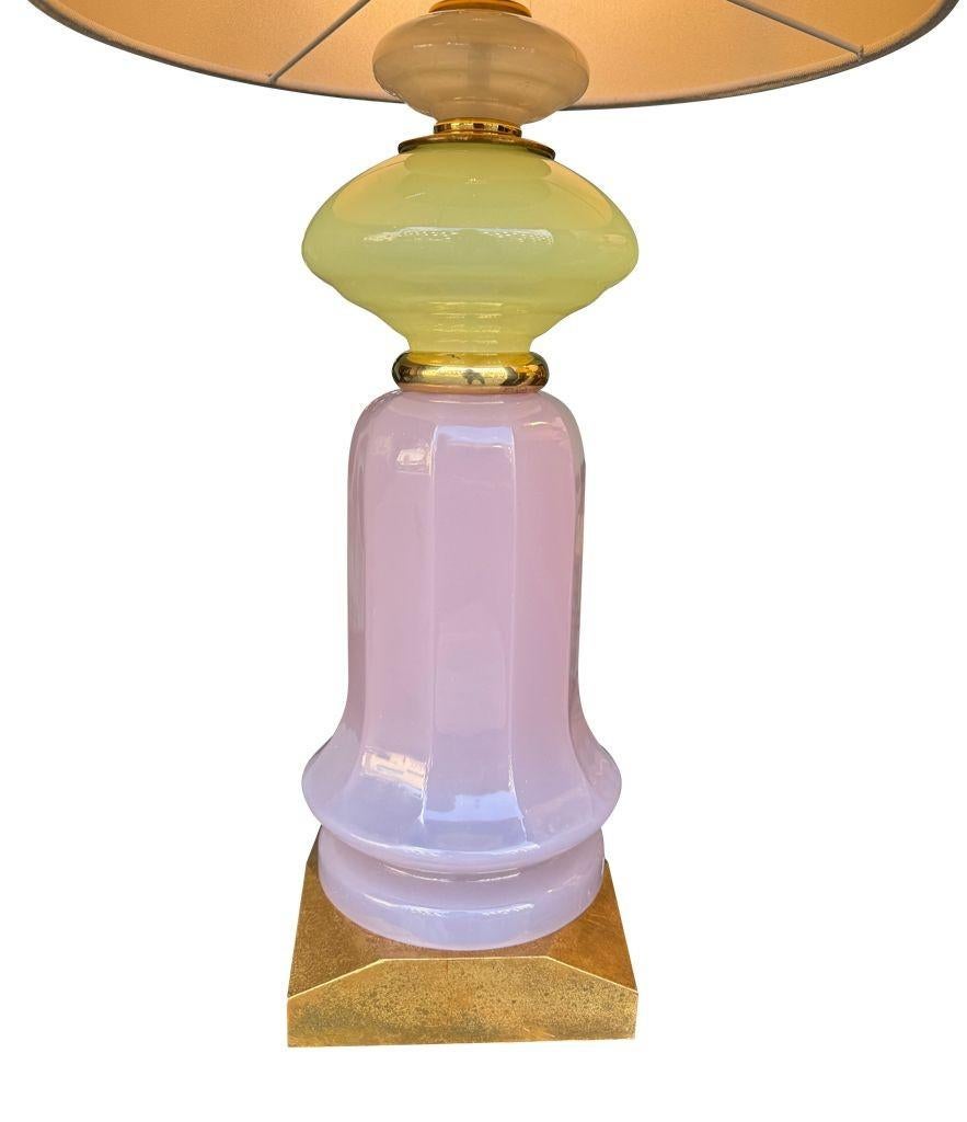 Metà XX secolo Coppia di lampade in vetro opalino di Murano color lavanda e verde degli anni '60, di Cenedese in vendita