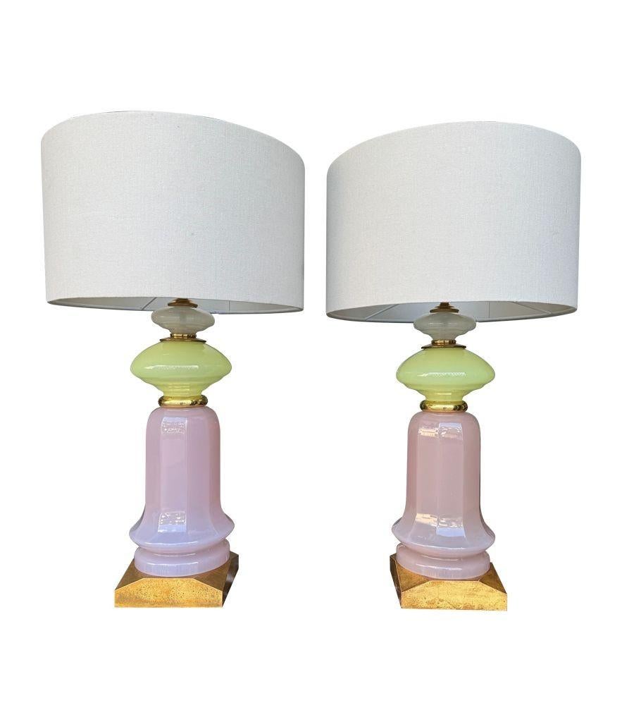 Ottone Coppia di lampade in vetro opalino di Murano color lavanda e verde degli anni '60, di Cenedese in vendita