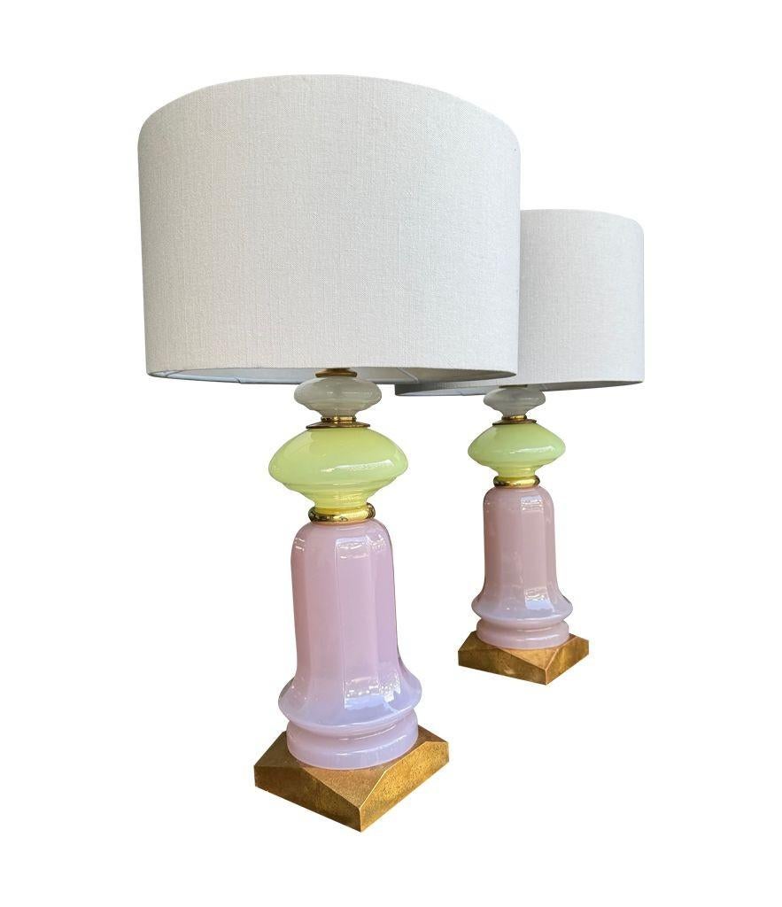 Coppia di lampade in vetro opalino di Murano color lavanda e verde degli anni '60, di Cenedese in vendita 2