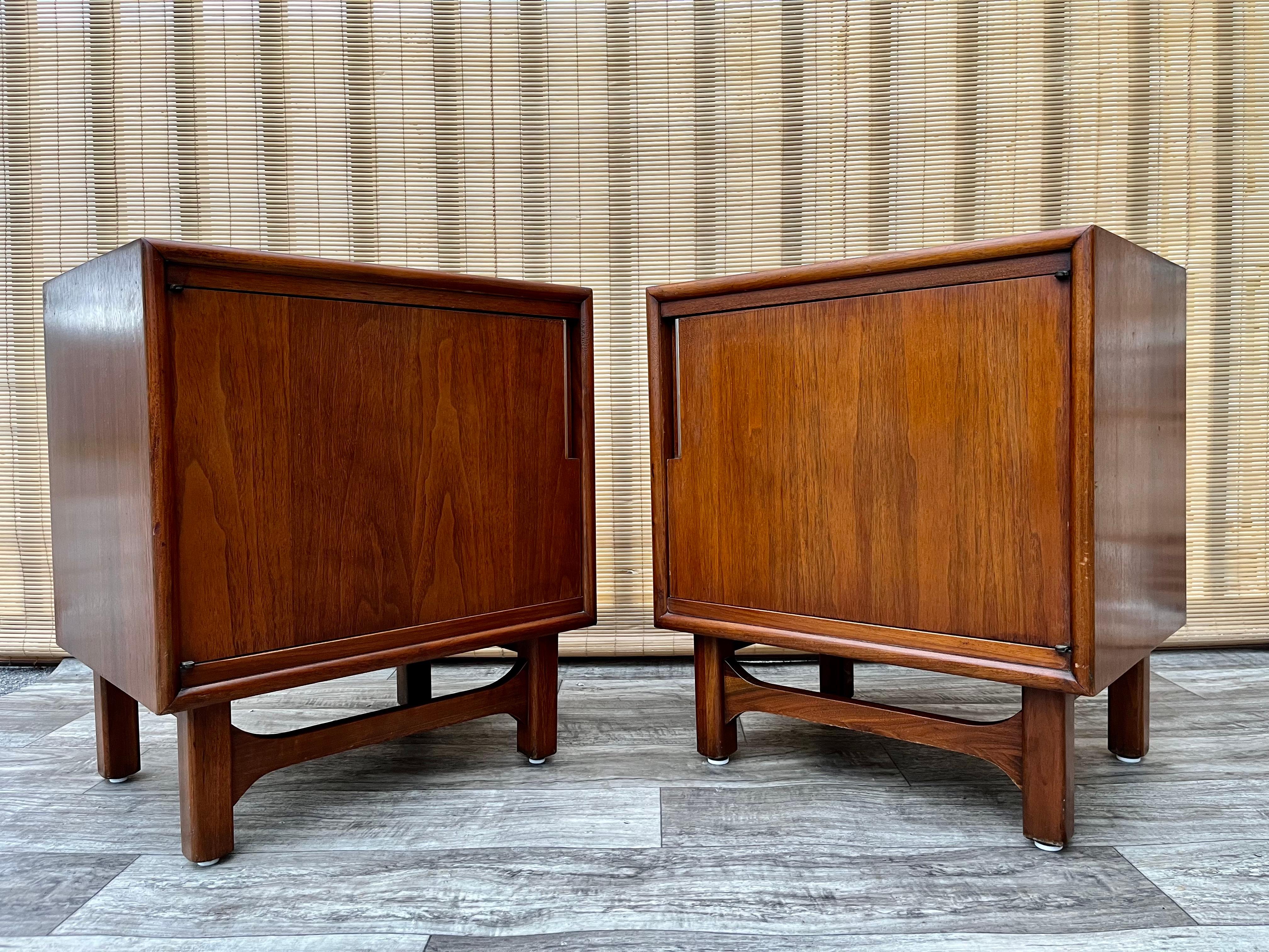 Pair of 1960s Mid-Century Modern Nightstands by Cavalier Furniture 1