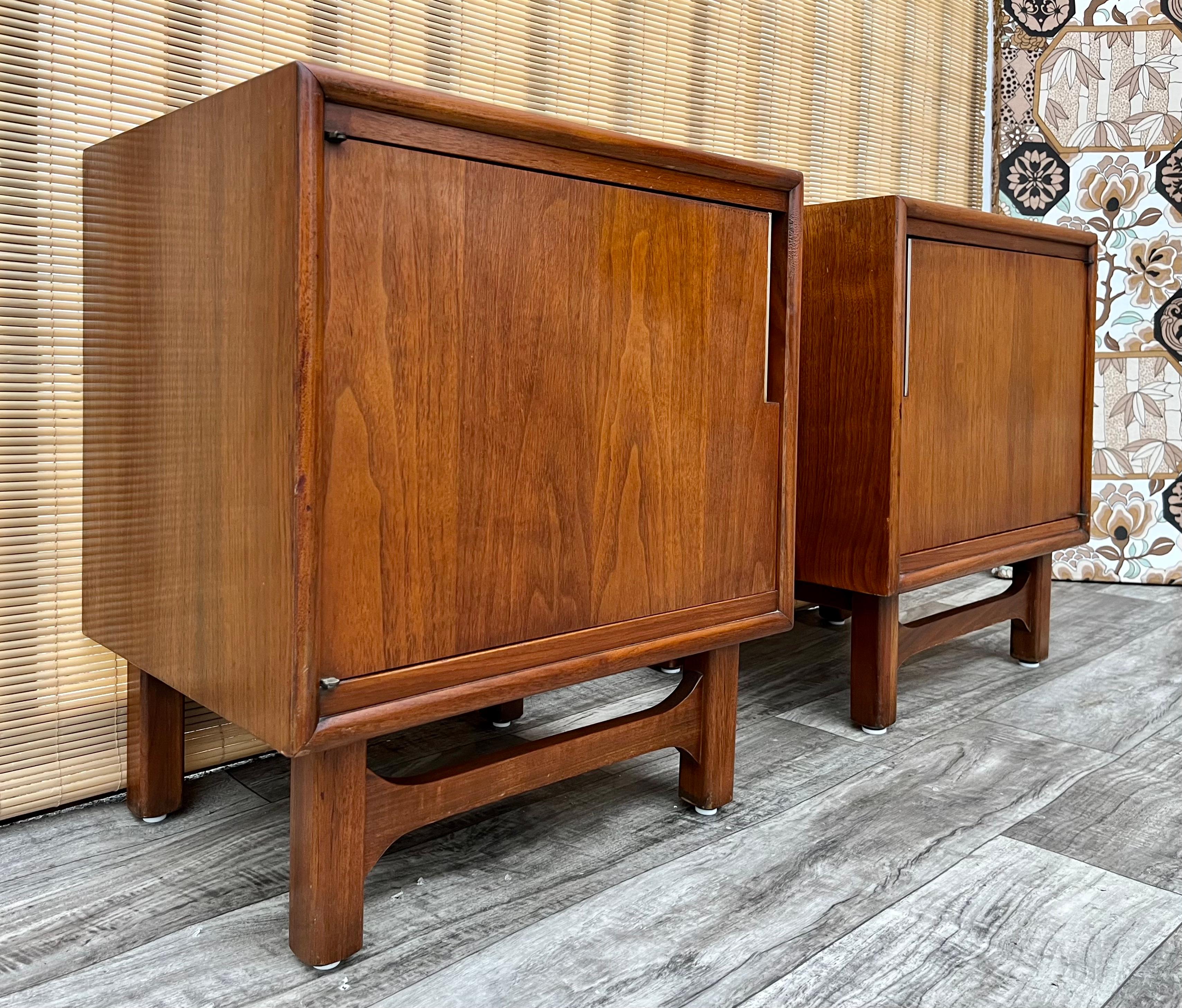Pair of 1960s Mid-Century Modern Nightstands by Cavalier Furniture 2