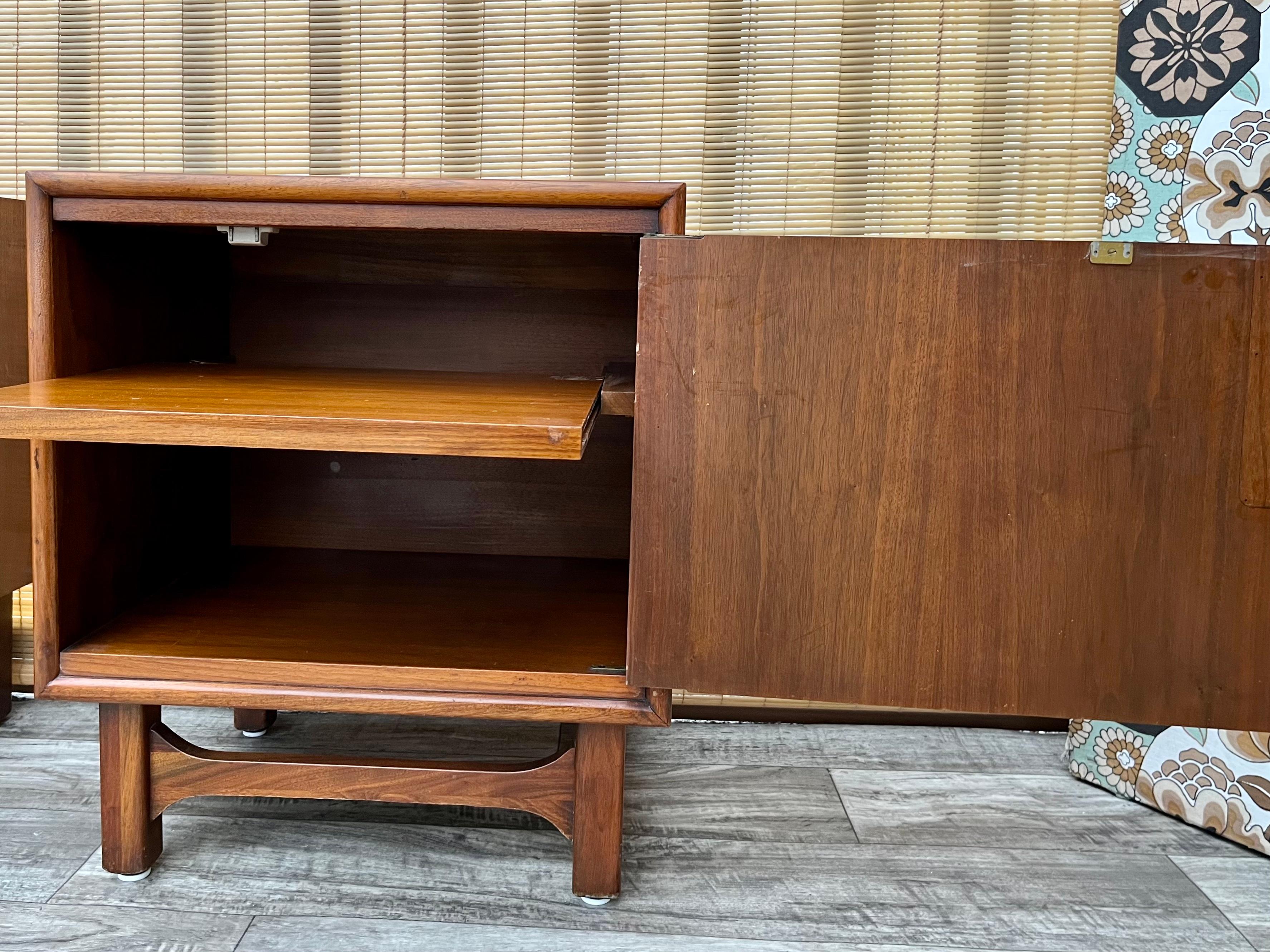 Pair of 1960s Mid-Century Modern Nightstands by Cavalier Furniture 4