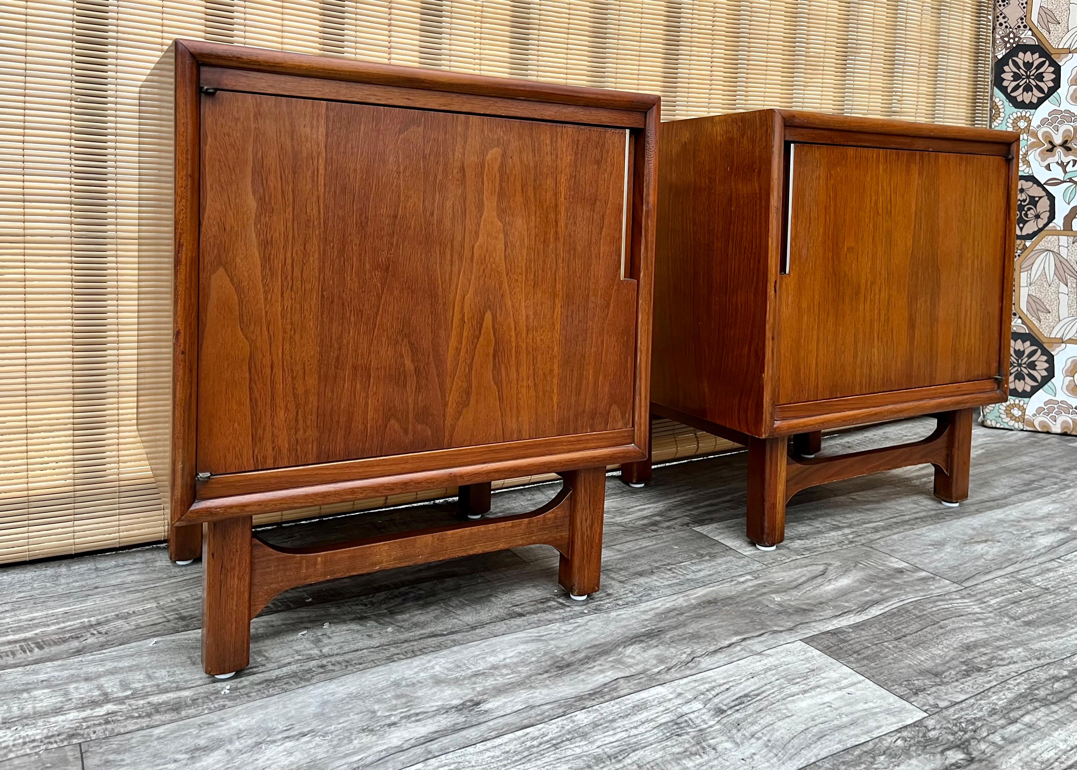 Veneer Pair of 1960s Mid-Century Modern Nightstands by Cavalier Furniture