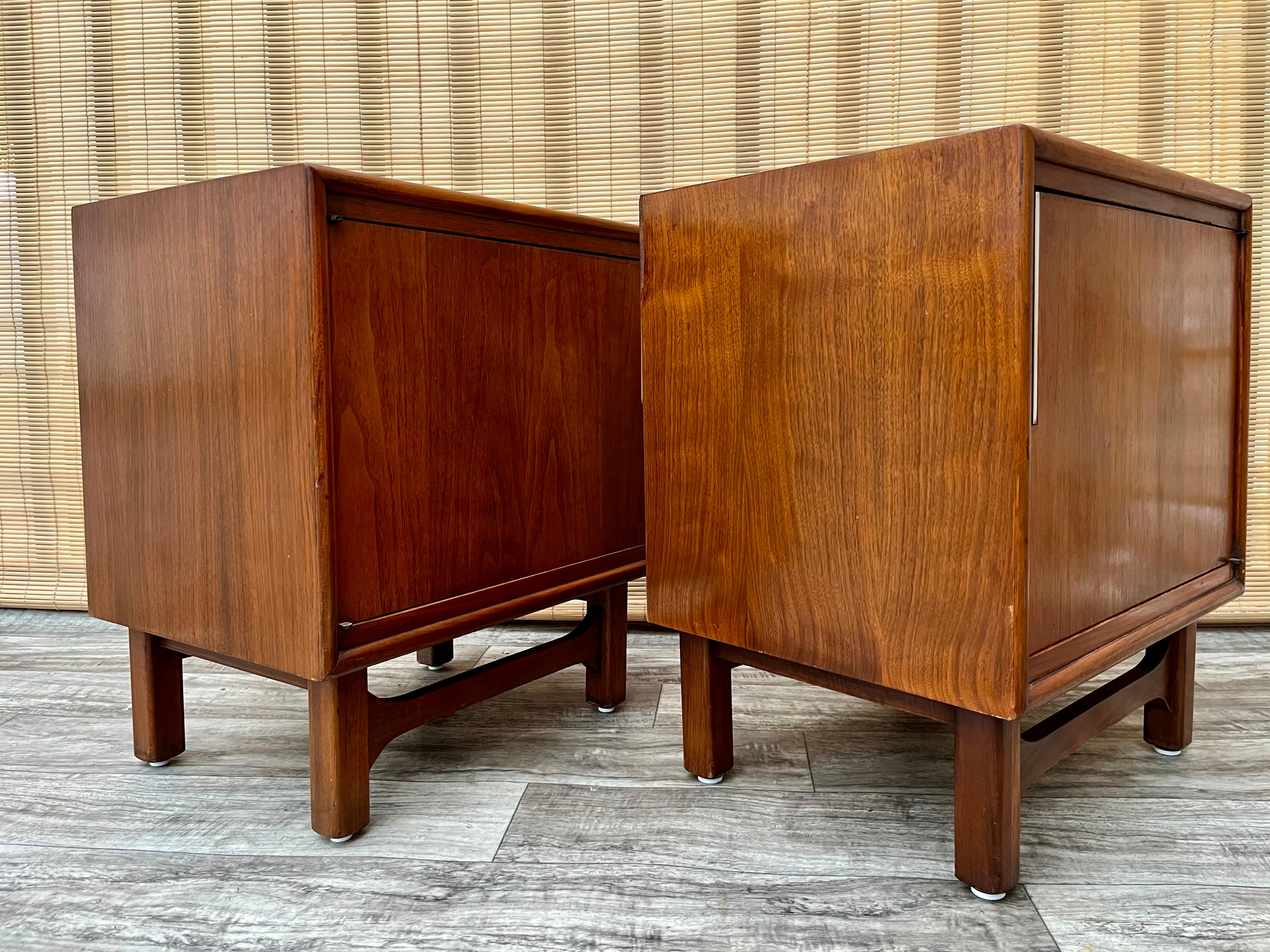 Pair of 1960s Mid-Century Modern Nightstands by Cavalier Furniture In Good Condition In Miami, FL