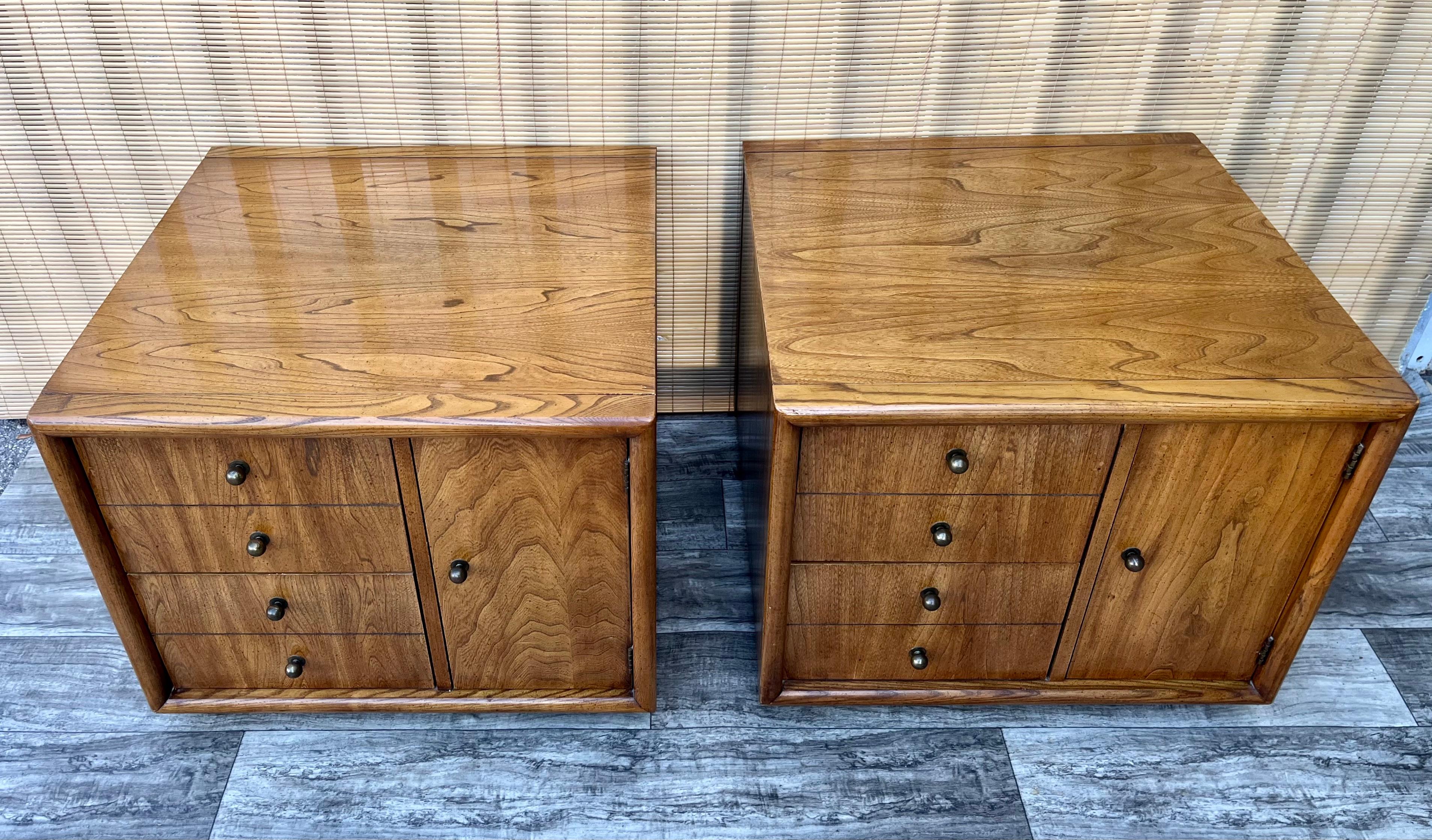 American Pair of 1960s Mid-Century Modern Side Tables/Nightstands by Stanley Furniture For Sale