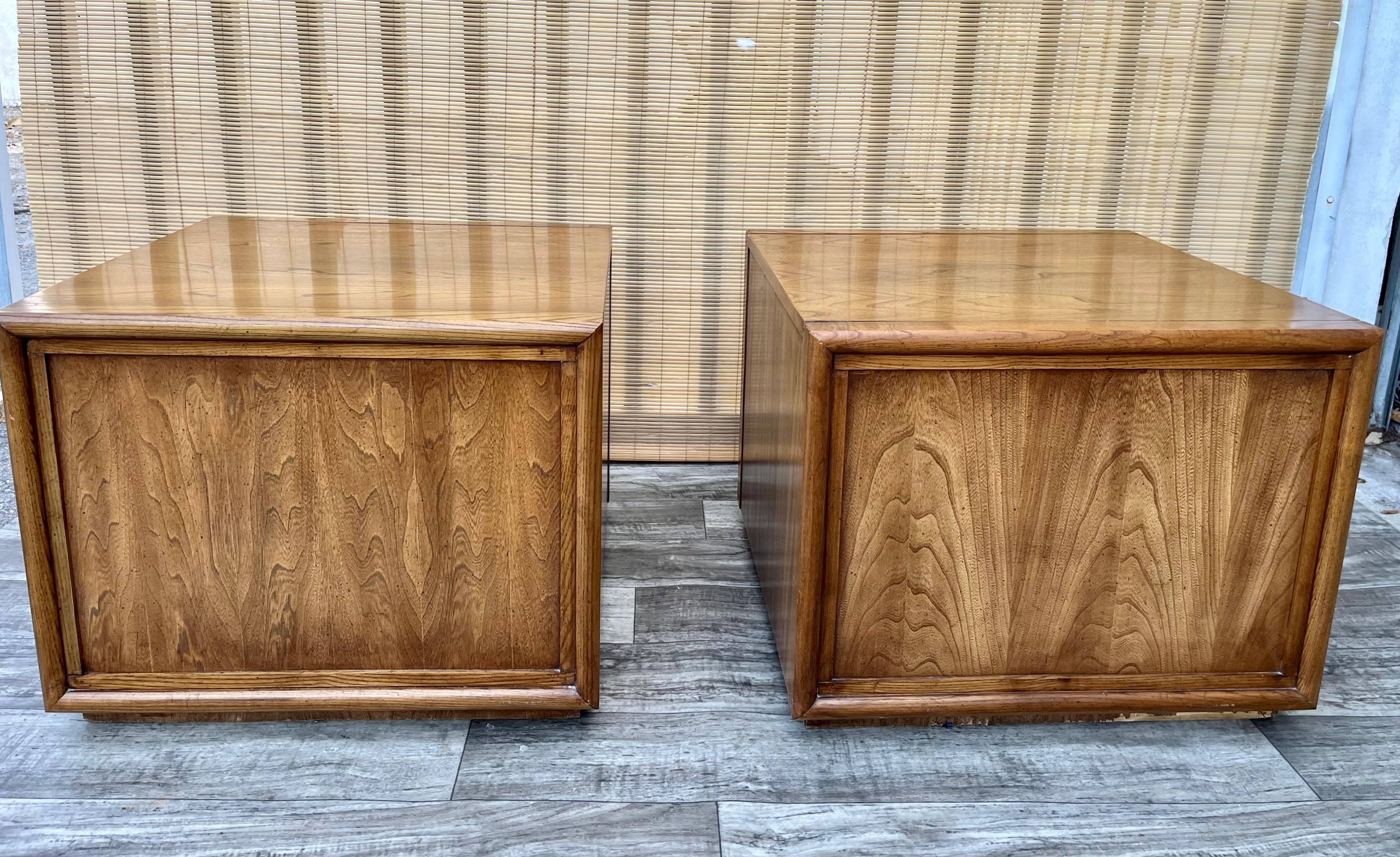 Walnut Pair of 1960s Mid-Century Modern Side Tables/Nightstands by Stanley Furniture For Sale