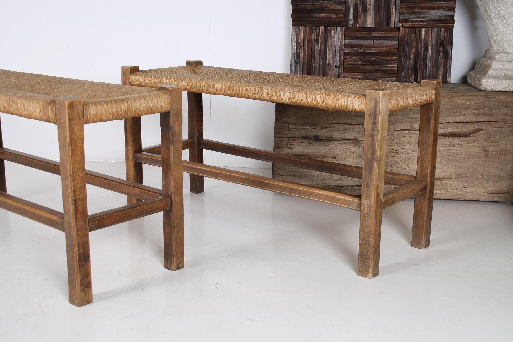 Pareja de bancos de roble de mediados de siglo de 1960 con asientos tradicionales de junco en venta 10
