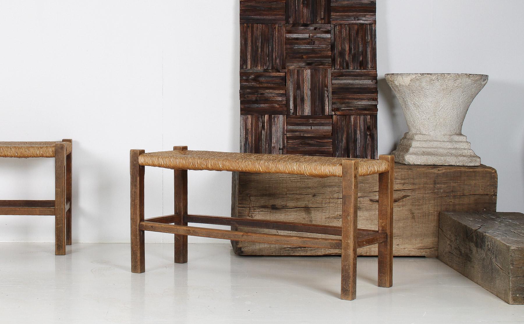Pareja de bancos de roble de mediados de siglo de 1960 con asientos tradicionales de junco Francés en venta
