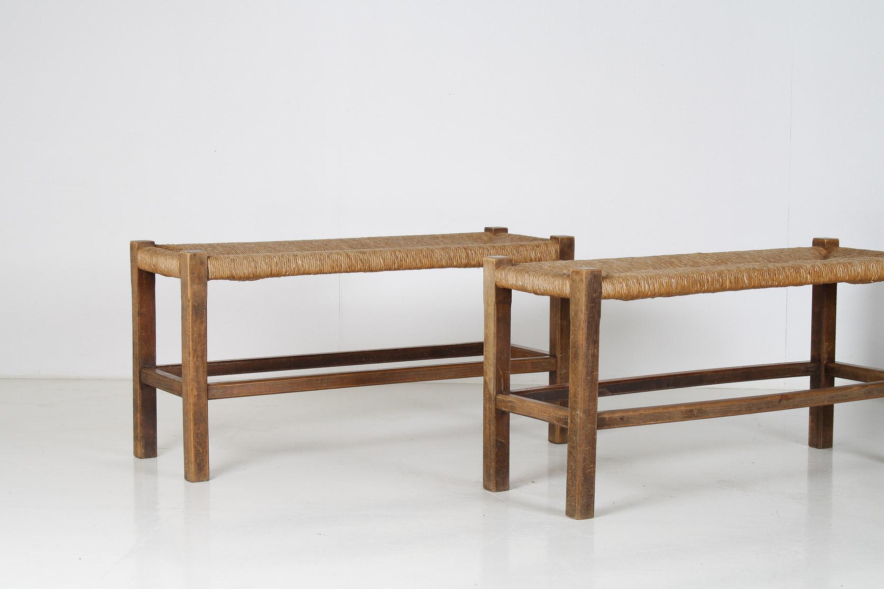Pareja de bancos de roble de mediados de siglo de 1960 con asientos tradicionales de junco Tejido a mano en venta