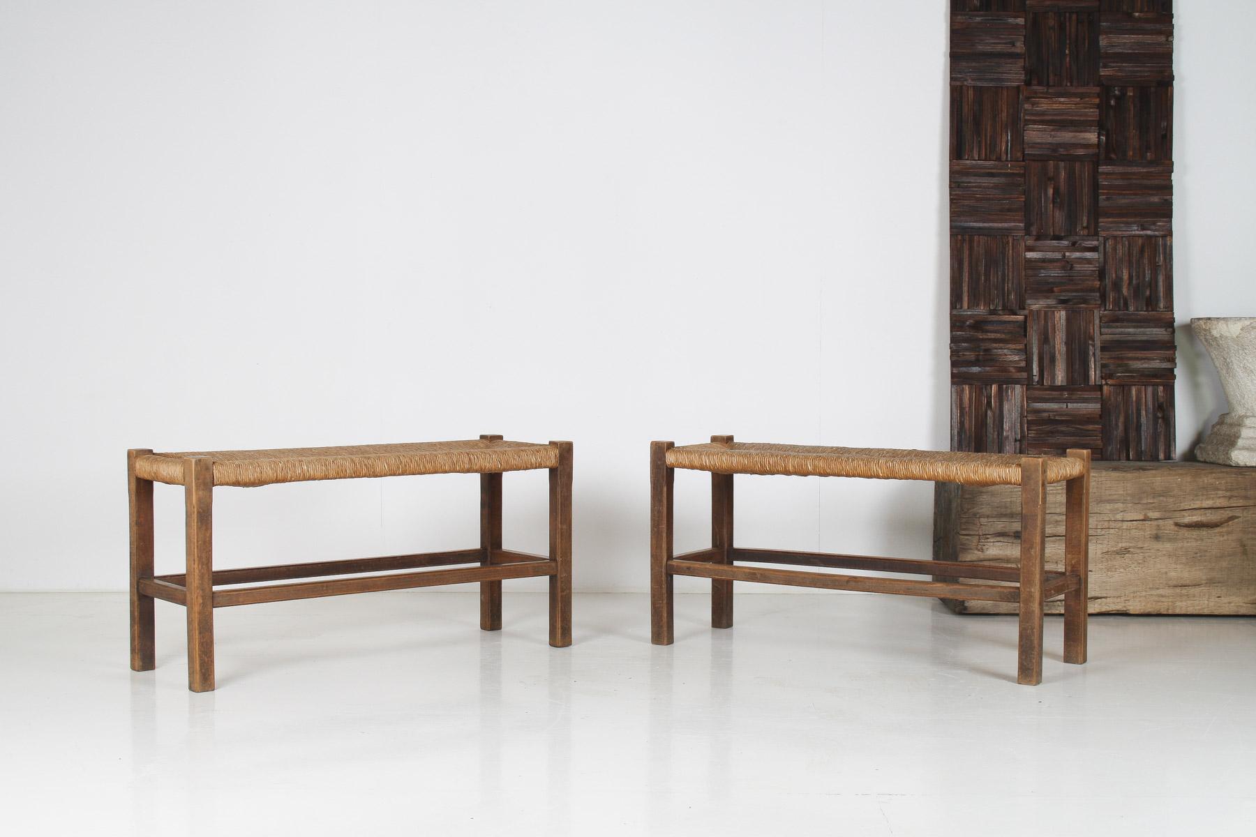 Pareja de bancos de roble de mediados de siglo de 1960 con asientos tradicionales de junco en Bueno estado para la venta en Llanbrynmair, GB