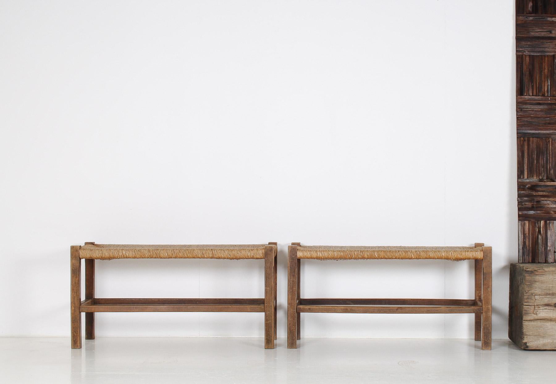 Pareja de bancos de roble de mediados de siglo de 1960 con asientos tradicionales de junco mediados del siglo XX en venta