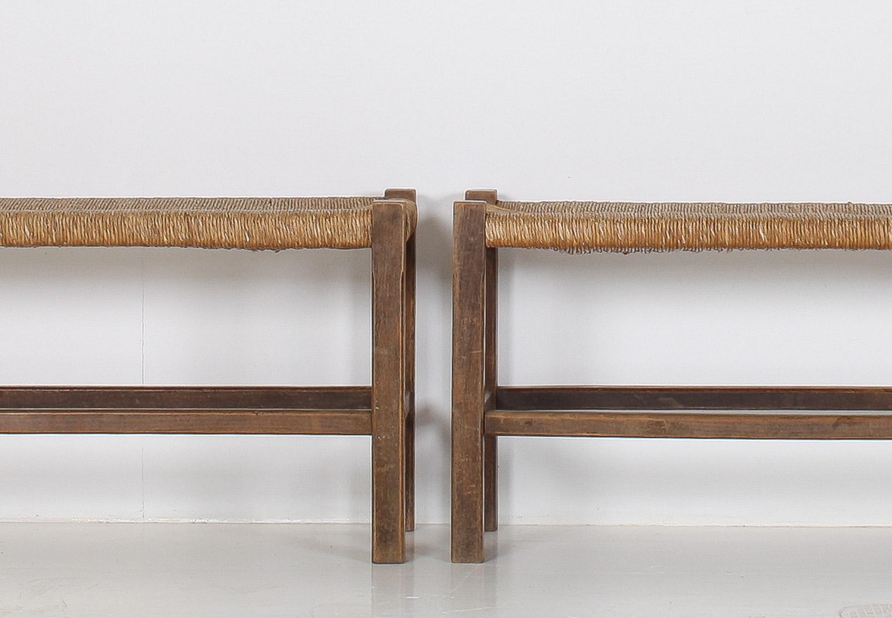 Pareja de bancos de roble de mediados de siglo de 1960 con asientos tradicionales de junco Rush en venta