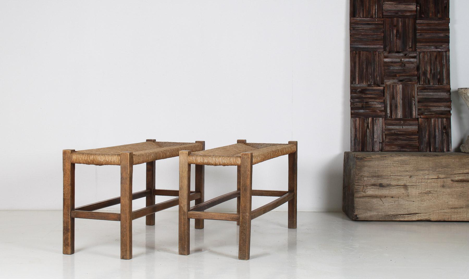 Pareja de bancos de roble de mediados de siglo de 1960 con asientos tradicionales de junco en venta 1