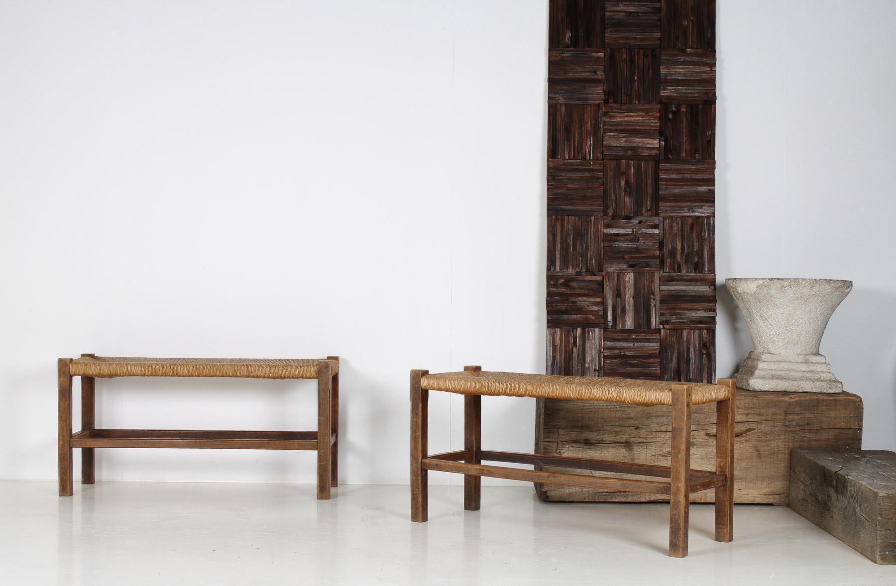 Pareja de bancos de roble de mediados de siglo de 1960 con asientos tradicionales de junco en venta 2