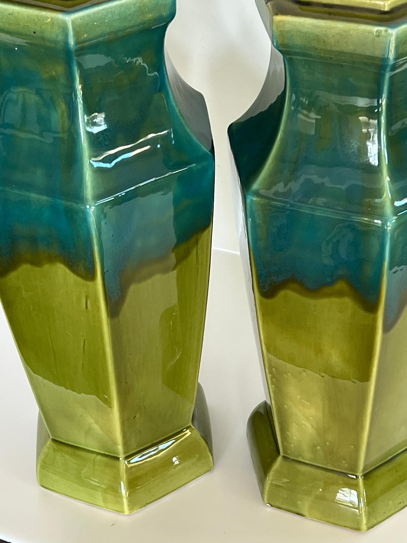 Ein Paar 1960er Olive und Teal Drip Glaze sechseckige Lampen (Moderne) im Angebot