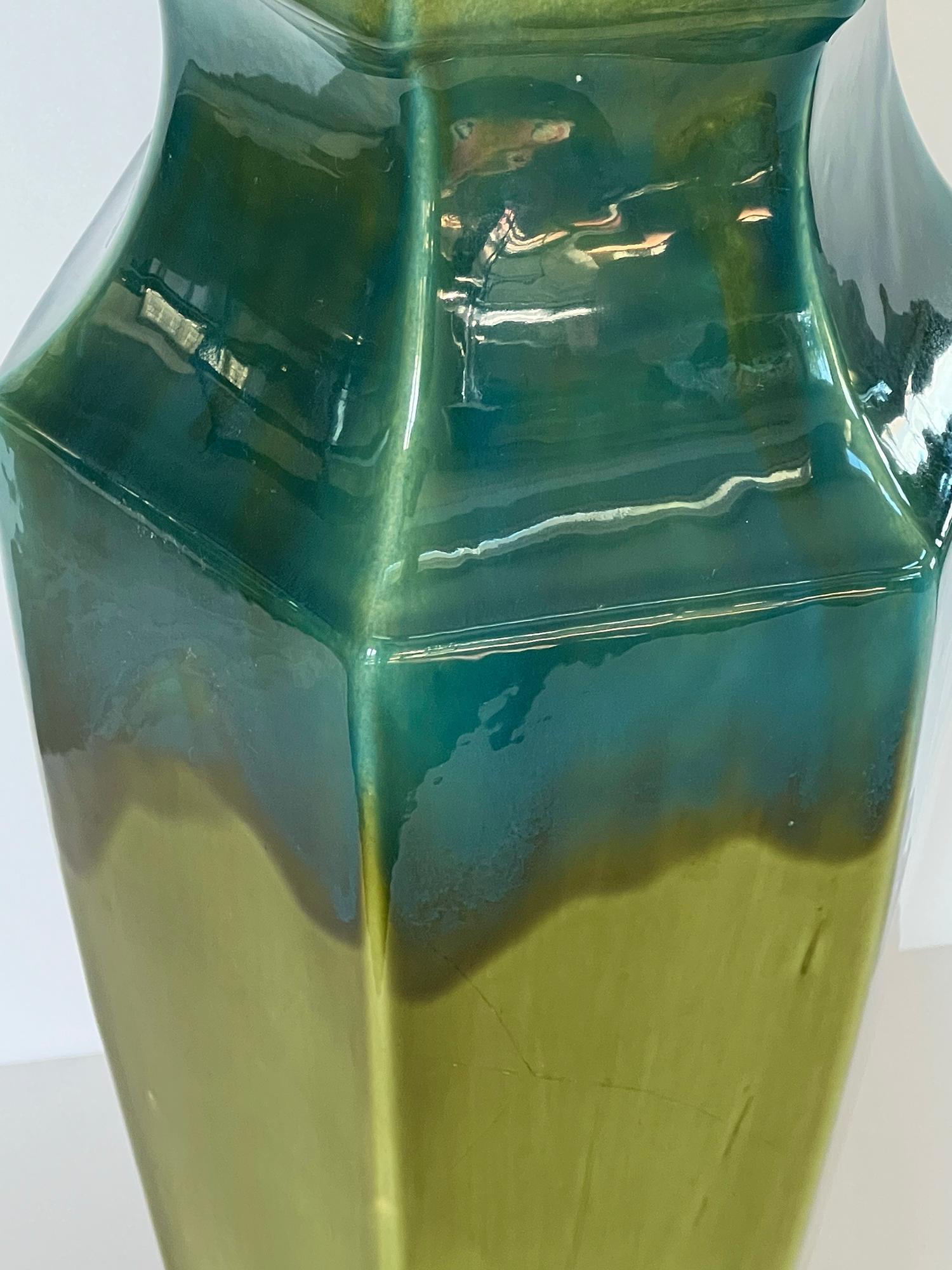 Ein Paar 1960er Olive und Teal Drip Glaze sechseckige Lampen im Zustand „Gut“ im Angebot in San Francisco, CA