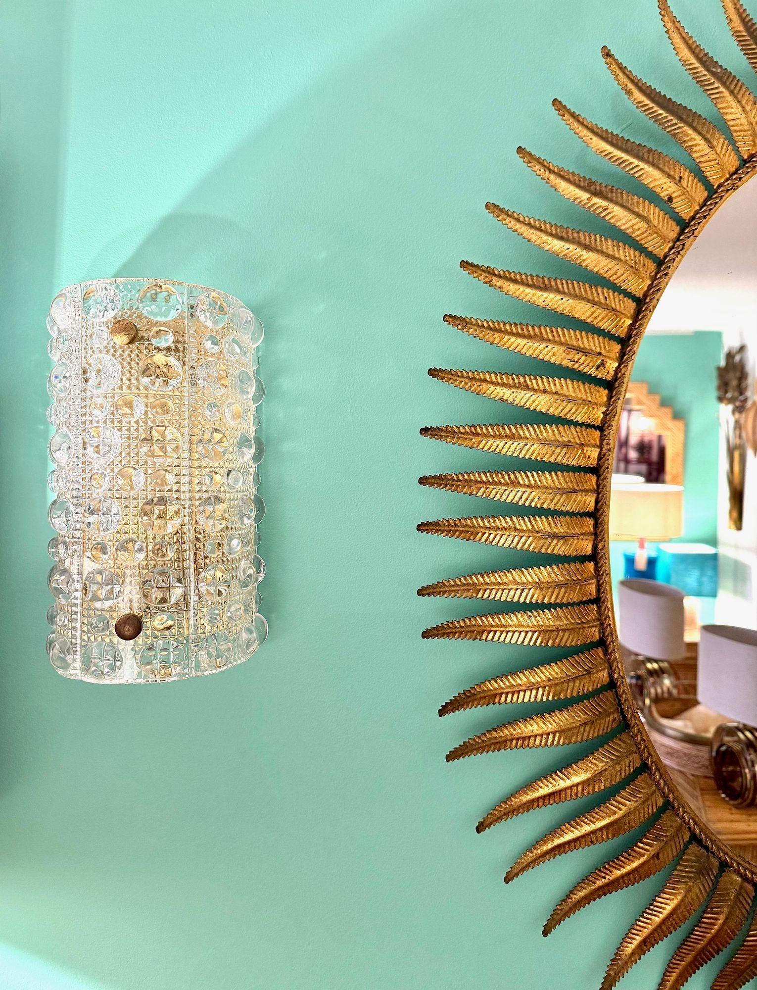 Pareja de apliques de cristal Orrefors de la década de 1960, obra de Carl Fagerlund para Lyfa. Montadas en placas de pared de latón macizo, recableadas con accesorios de latón nuevos y probadas PAT 