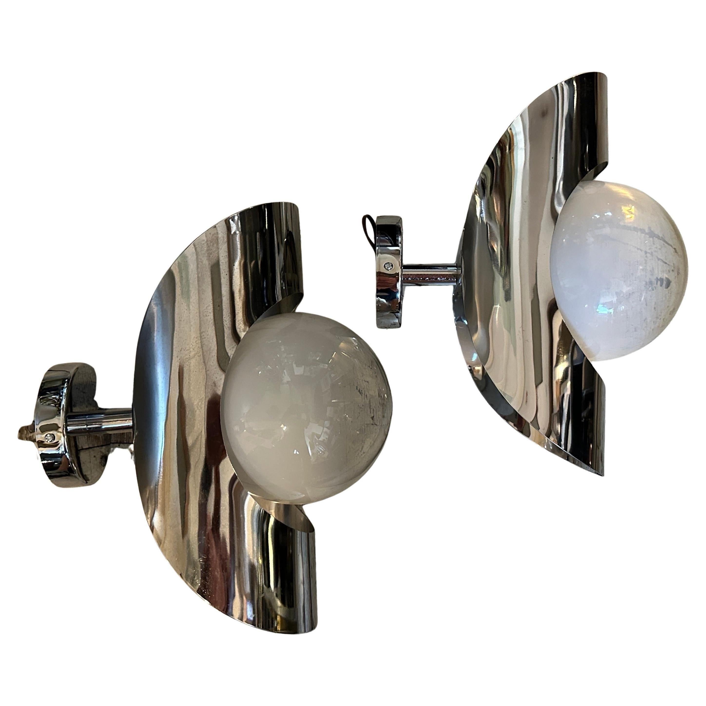 Un par de apliques de acero cromado y cristal de Murano de la Space Age de los años 60, de Mazzega