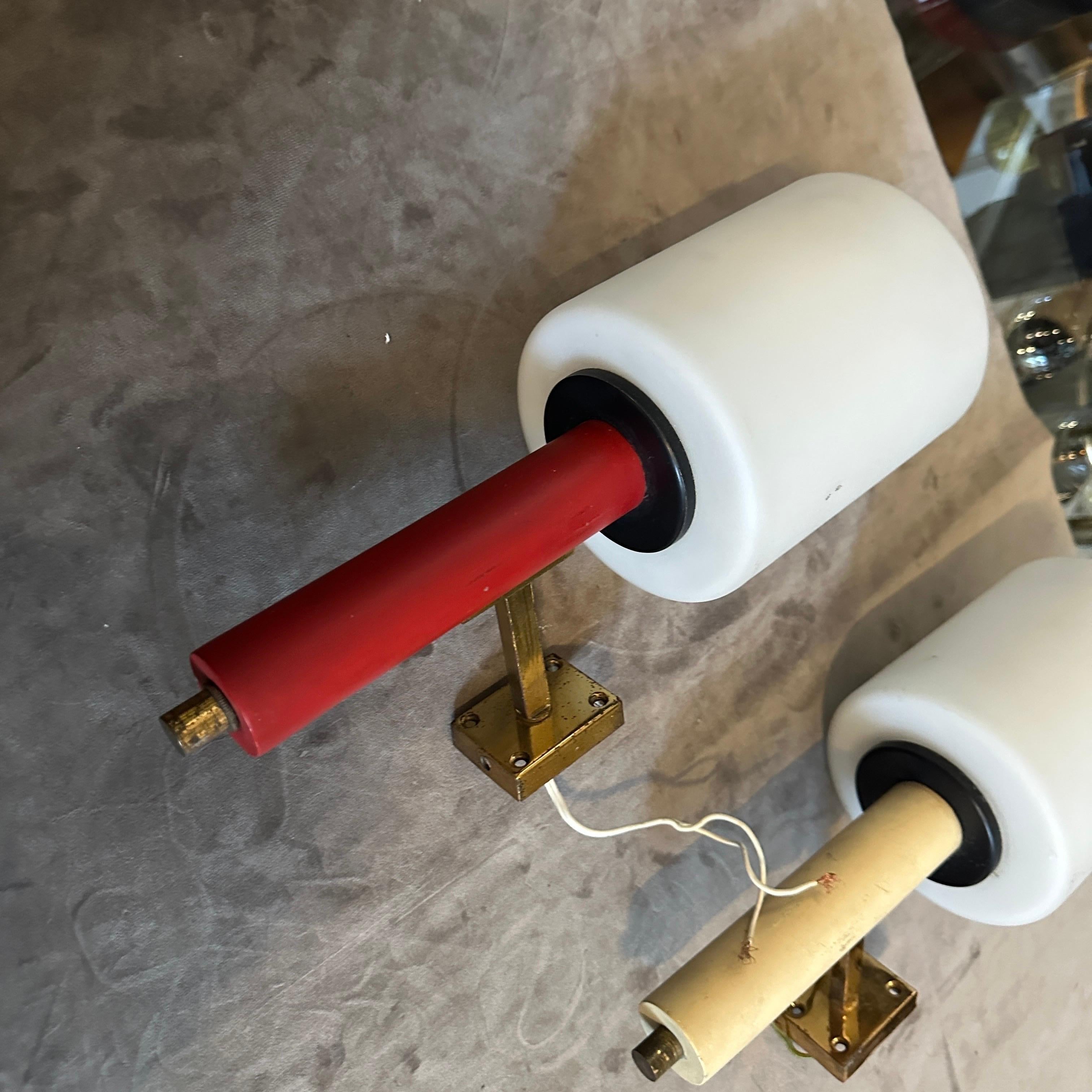 A pair of 1960s Stilnovo Style Mid-Century Modern Brass Italian Wall Sconces In Good Condition For Sale In Aci Castello, IT