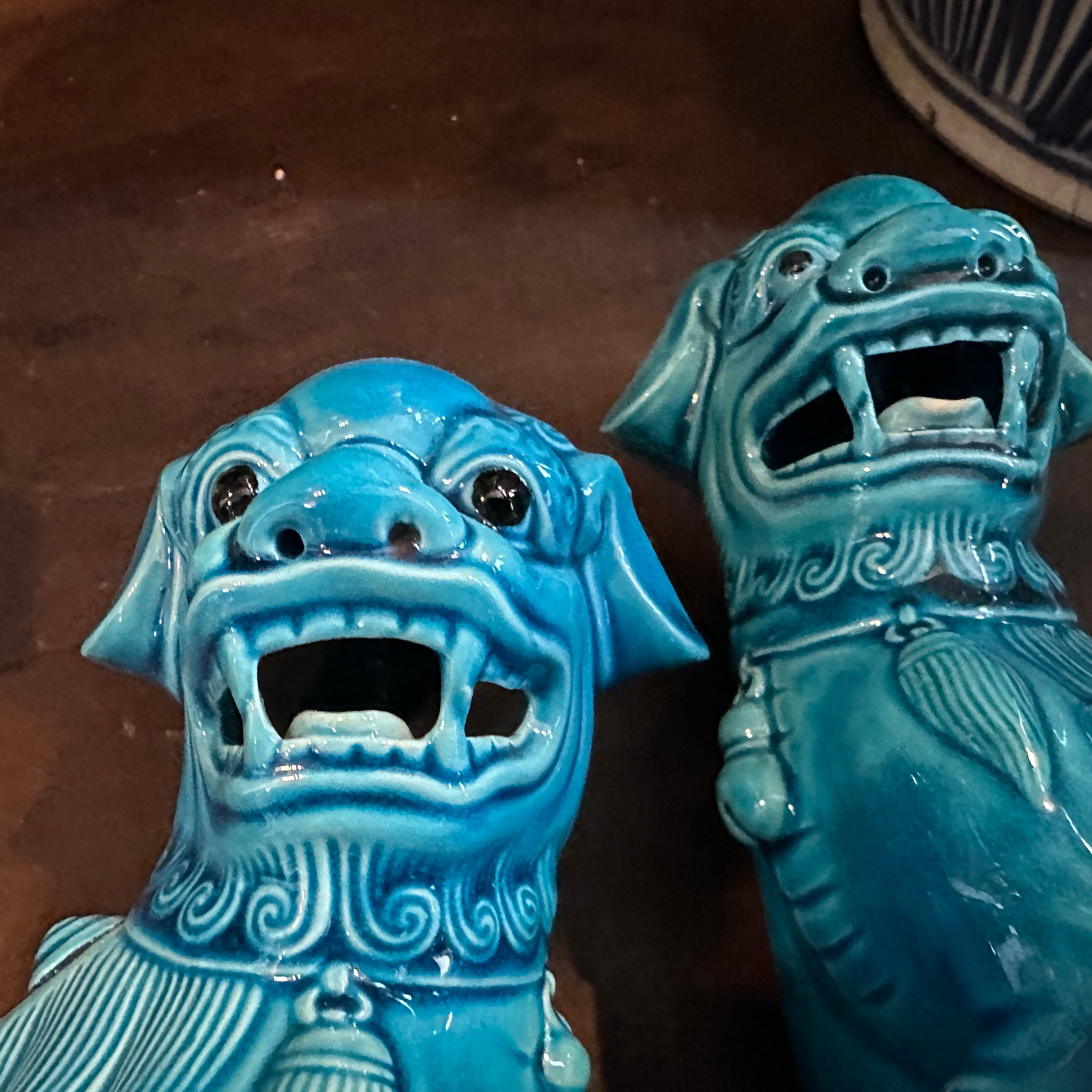 A pair of 1960s Turquoise Glazed Ceramic Chinese Pho Dogs In Excellent Condition For Sale In Catania, Sicilia