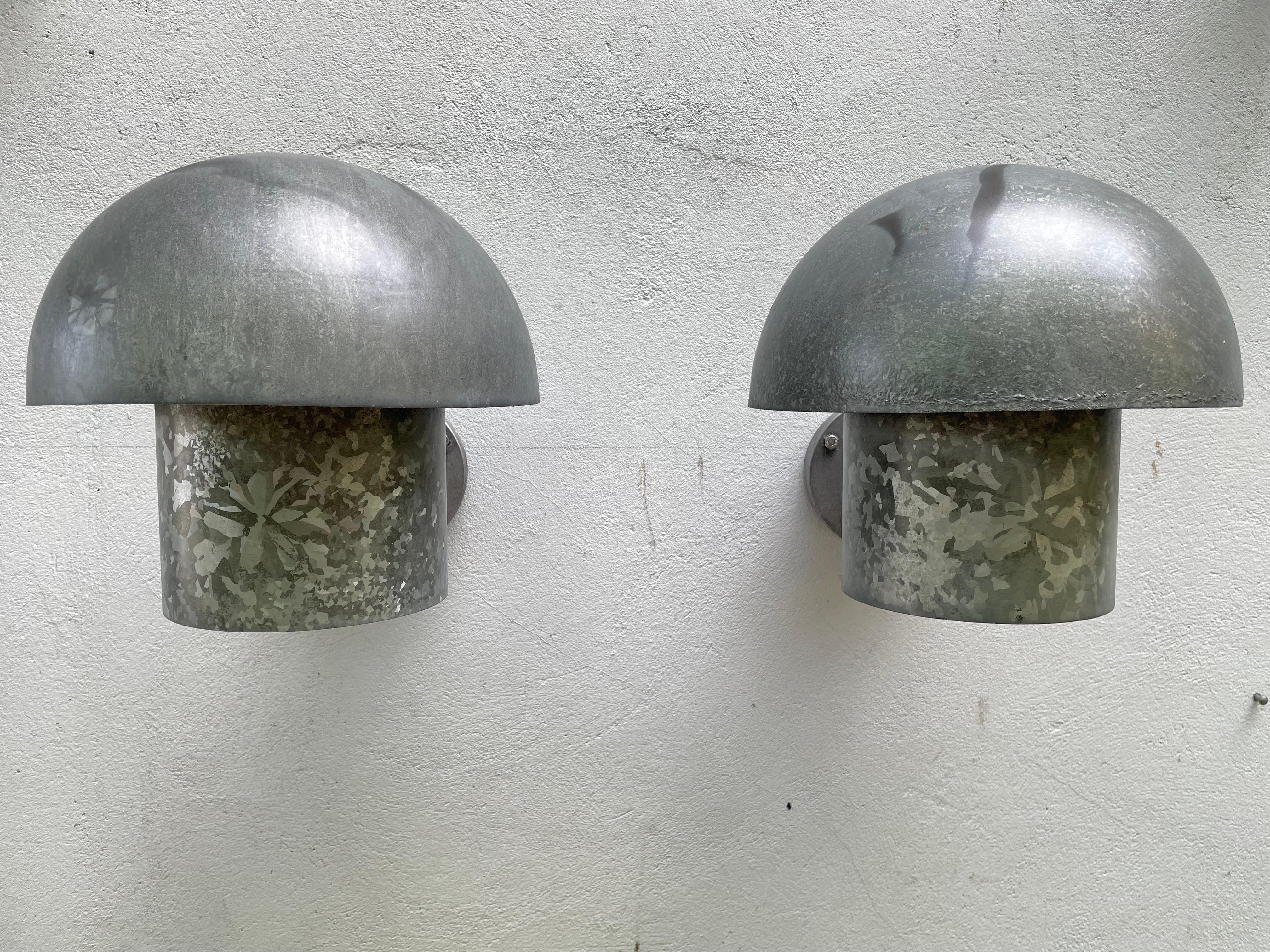 Una coppia di sorprendenti lampade da parete dell'architetto danese Bjarne Bech 1925-1980 in acciaio galvanizzato per Louis Poulsen degli anni '60. 
Un design e un look classici della metà del secolo, con la consueta qualità Louis Poulsen. 
Queste