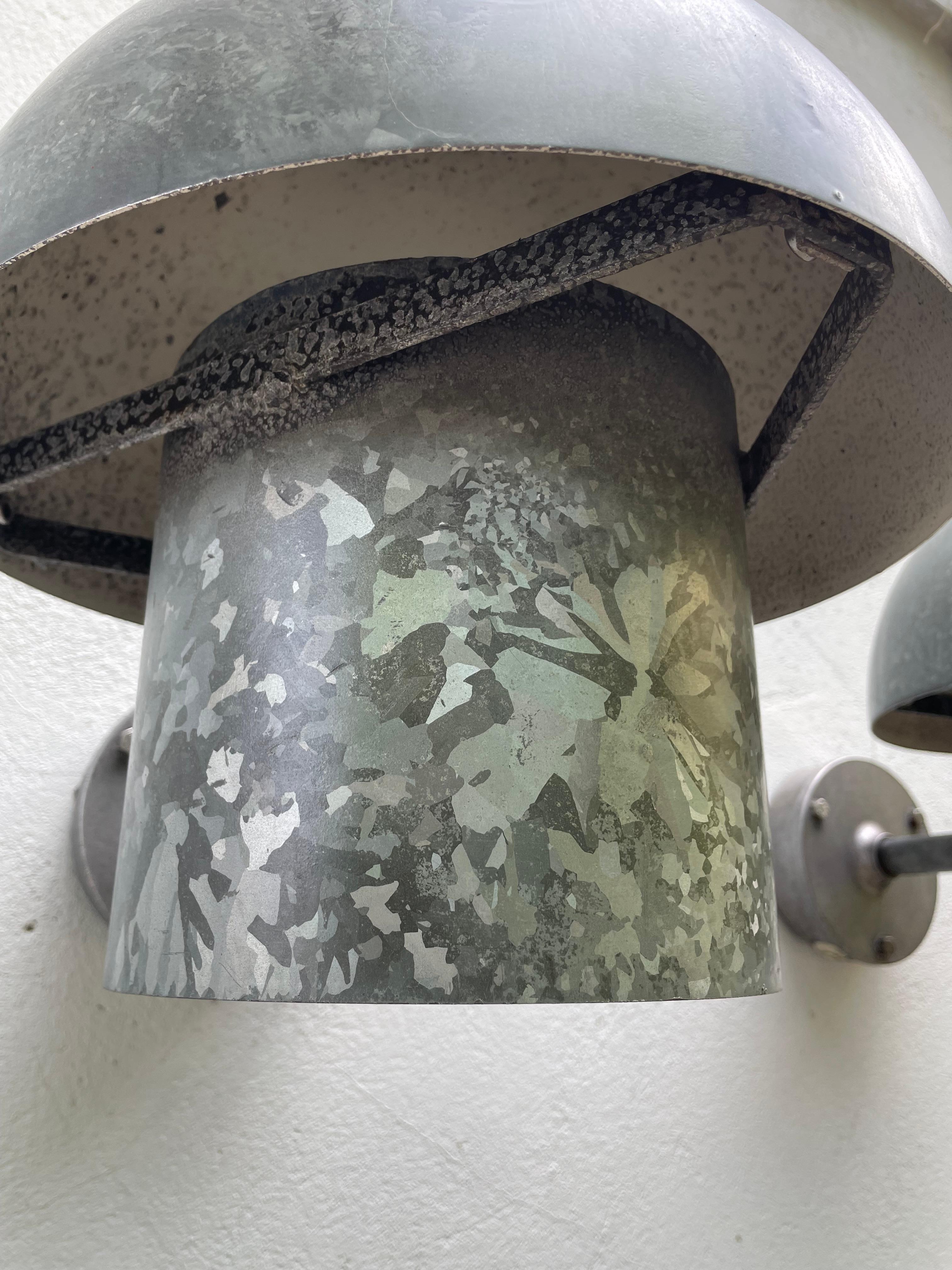 Metà XX secolo Coppia di lampade da parete degli anni '60 di Bjarne Bech per Louis Poulsen, Danimarca in vendita