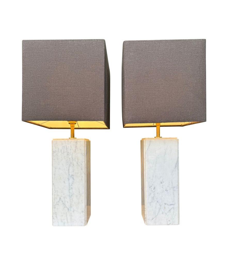 Pareja de lámparas belgas de mármol Carrera de la década de 1970, de Porcelaine de Bruxelles, con herrajes de latón y etiquetas originales. Recableado con flexo de cable de oro antiguo, interruptor y prueba PAT. Con nuevos tonos de lino a medida