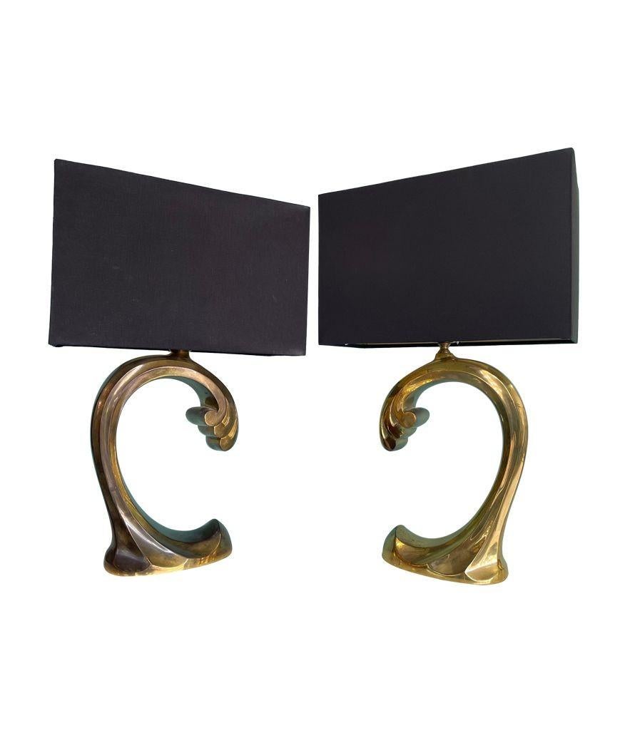A pair of 1970s brass wave lamps by Belgium lighting company Regina In Good Condition For Sale In London, GB