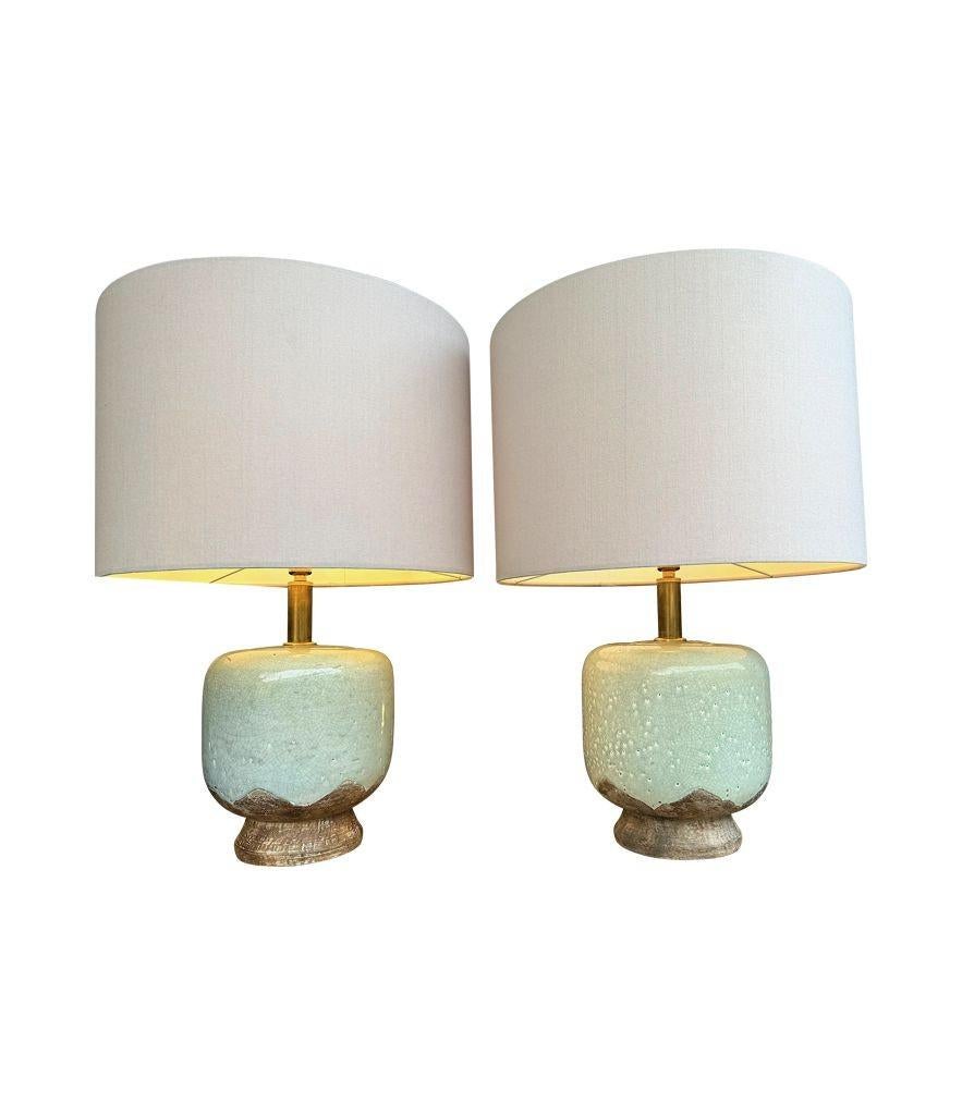 Paire de lampes en céramique émaillée craquelée de style chinoiserie des années 1970 par Ugo Zaccanini pour Maison Lancel. La partie supérieure présente une finition émaillée craquelée vert sauge sur une base brune cuite au biscuit. Câblage refait