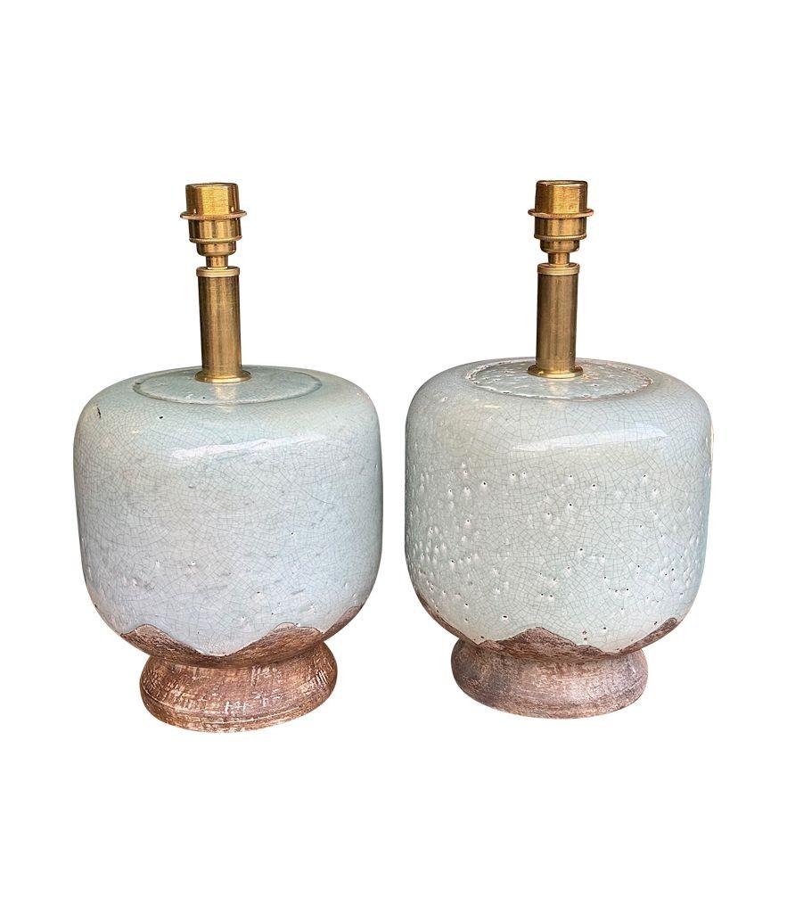 Laiton Paire de lampes en céramique émaillée craquelée de style chinoiserie des années 1970 par Ugo Zaccanini en vente