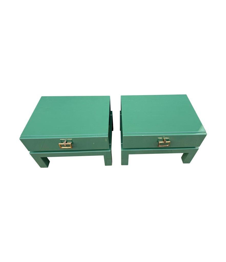 Pareja de mesas auxiliares lacadas en verde de los años 70, de Guy Lefevre para Maison Jansen finales del siglo XX en venta
