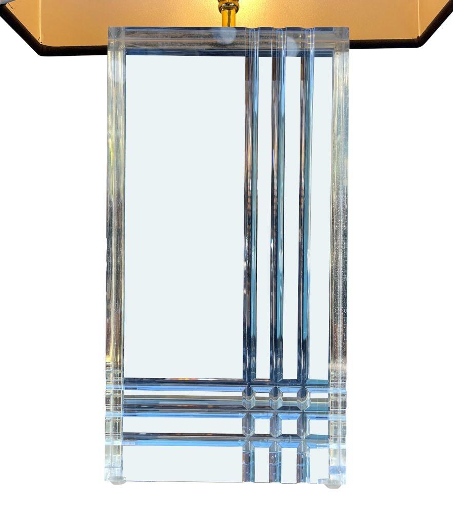 Paire de lampes italiennes des années 1970 en métal doré et lucite en vente 4