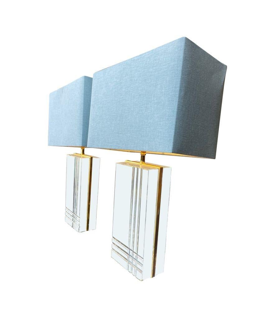 Paire de lampes italiennes des années 1970 en métal doré et lucite en vente 6