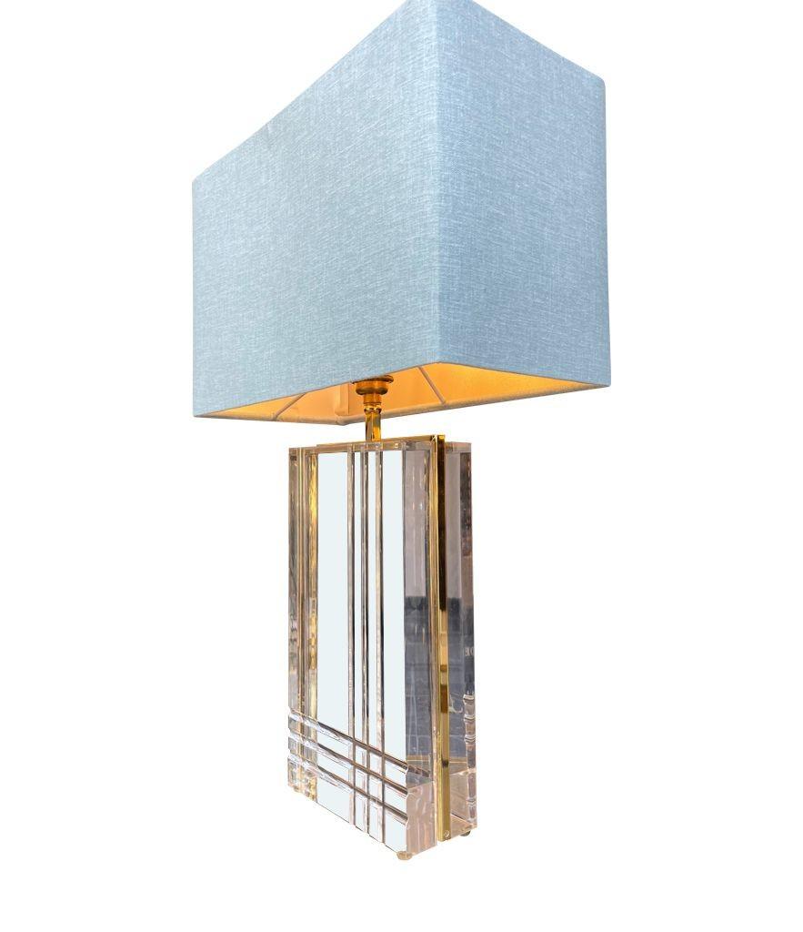 Paire de lampes italiennes des années 1970 en métal doré et lucite en vente 7