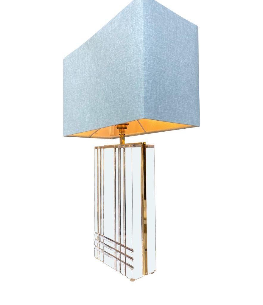 Paire de lampes italiennes des années 1970 en métal doré et lucite en vente 8