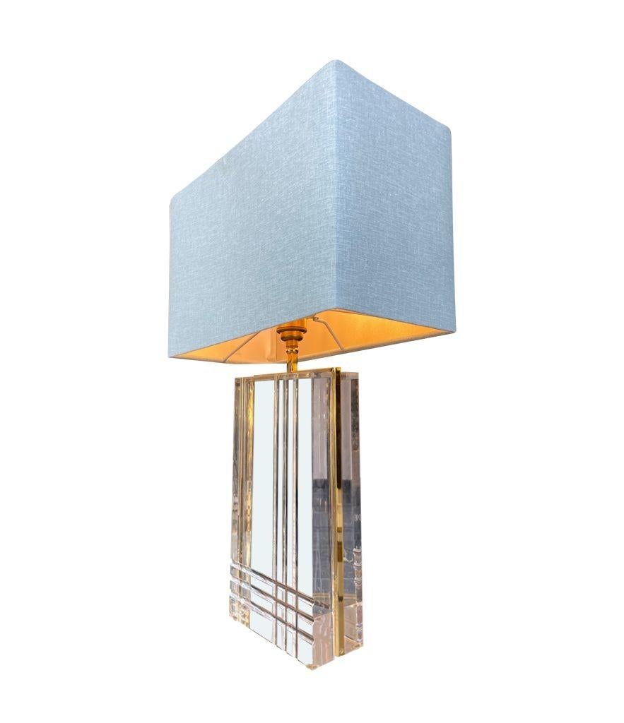 Paire de lampes italiennes des années 1970 en métal doré et lucite en vente 9