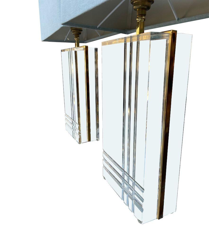 Paire de lampes italiennes des années 1970 en métal doré et lucite en vente 10