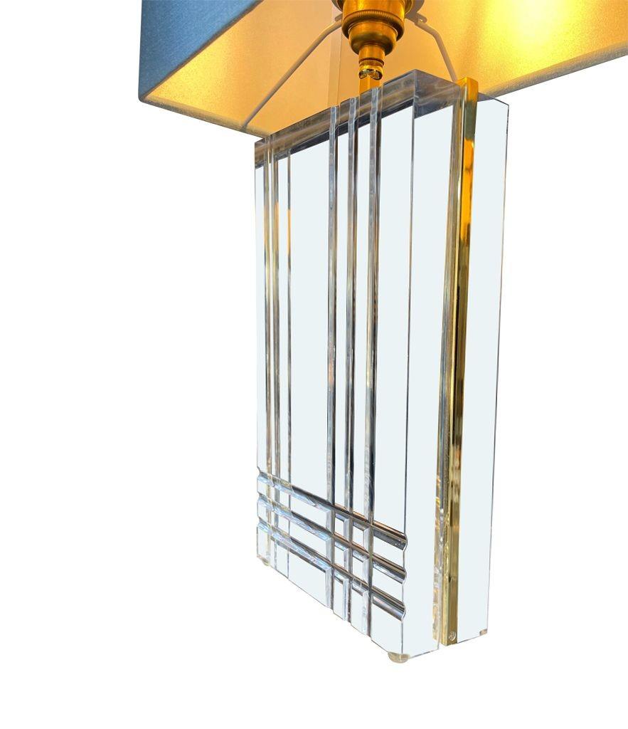 Paire de lampes italiennes des années 1970 en métal doré et lucite en vente 13