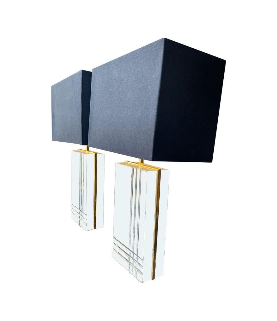Paire de lampes italiennes des années 1970 en métal doré et en lucite, avec des détails rainurés et de nouveaux abat-jours en lin sur mesure. Câblage refait avec de nouveaux raccords en laiton, un cordon flexible antique et un test PAT.