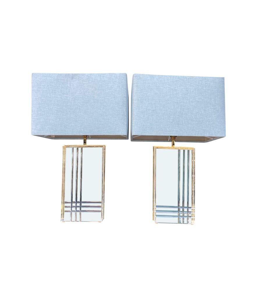 Paire de lampes italiennes des années 1970 en métal doré et lucite en vente 14