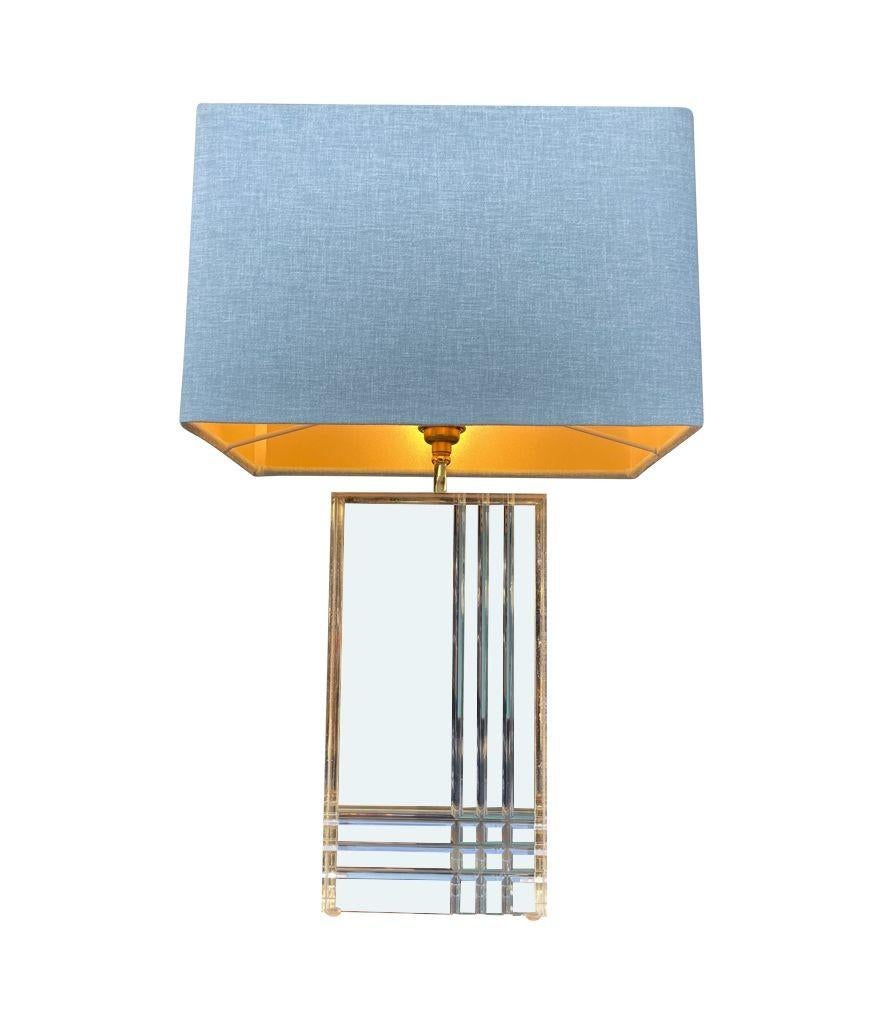 Mid-Century Modern Paire de lampes italiennes des années 1970 en métal doré et lucite en vente