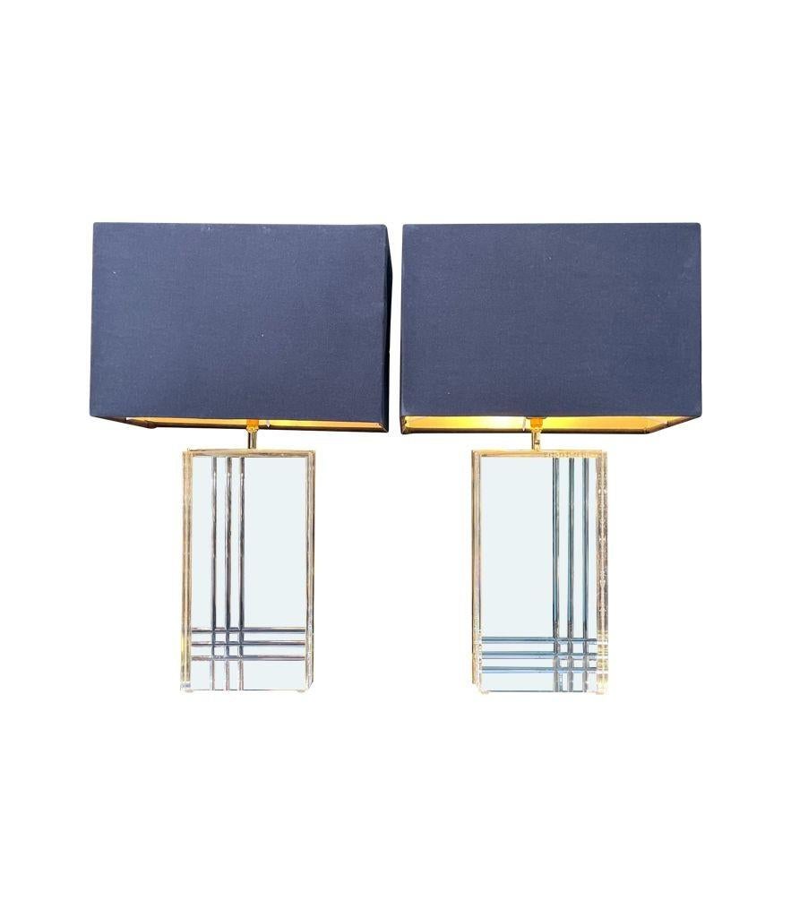 Paire de lampes italiennes des années 1970 en métal doré et lucite Bon état - En vente à London, GB