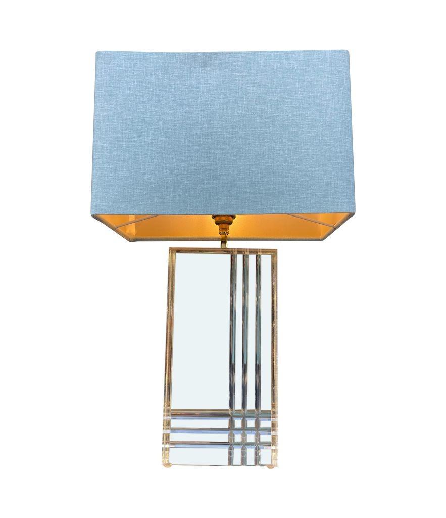 Fin du 20e siècle Paire de lampes italiennes des années 1970 en métal doré et lucite en vente