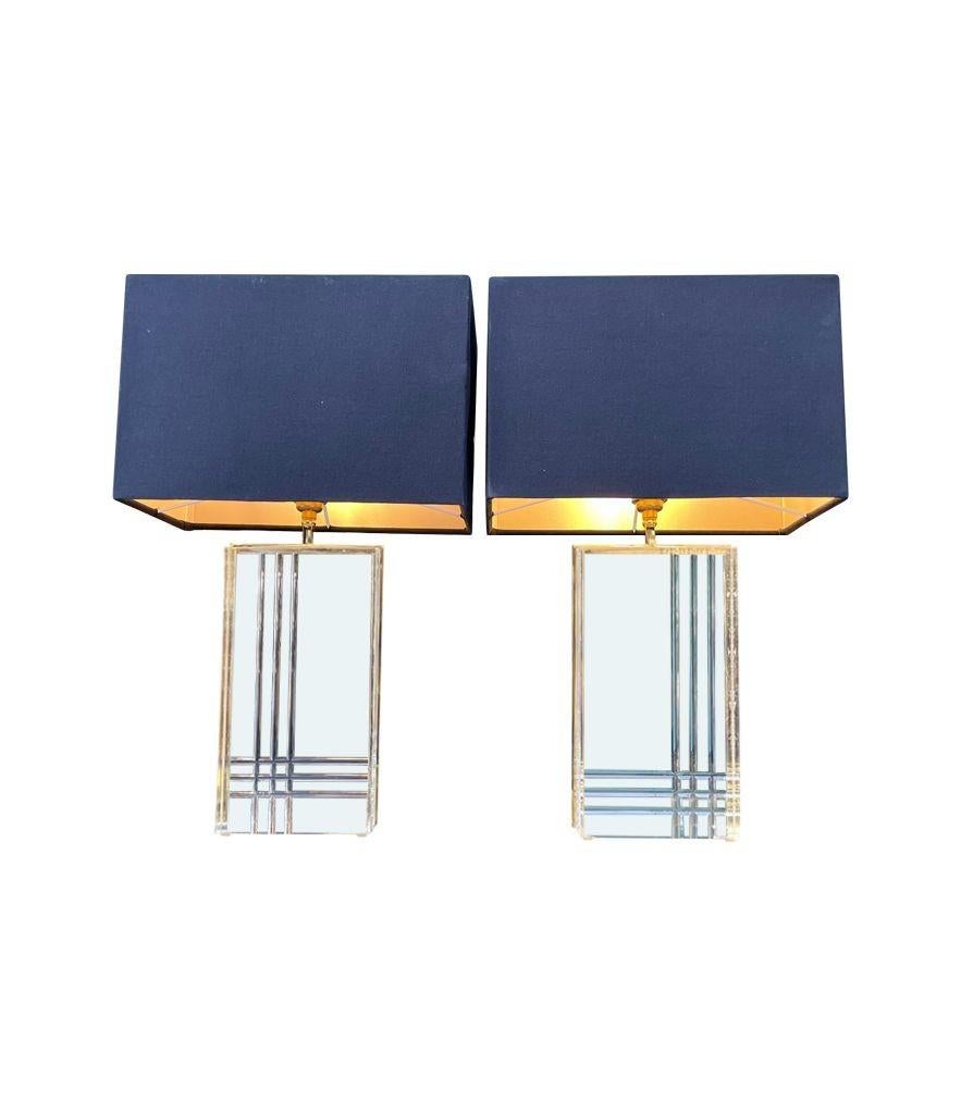 Métal Paire de lampes italiennes des années 1970 en métal doré et lucite en vente