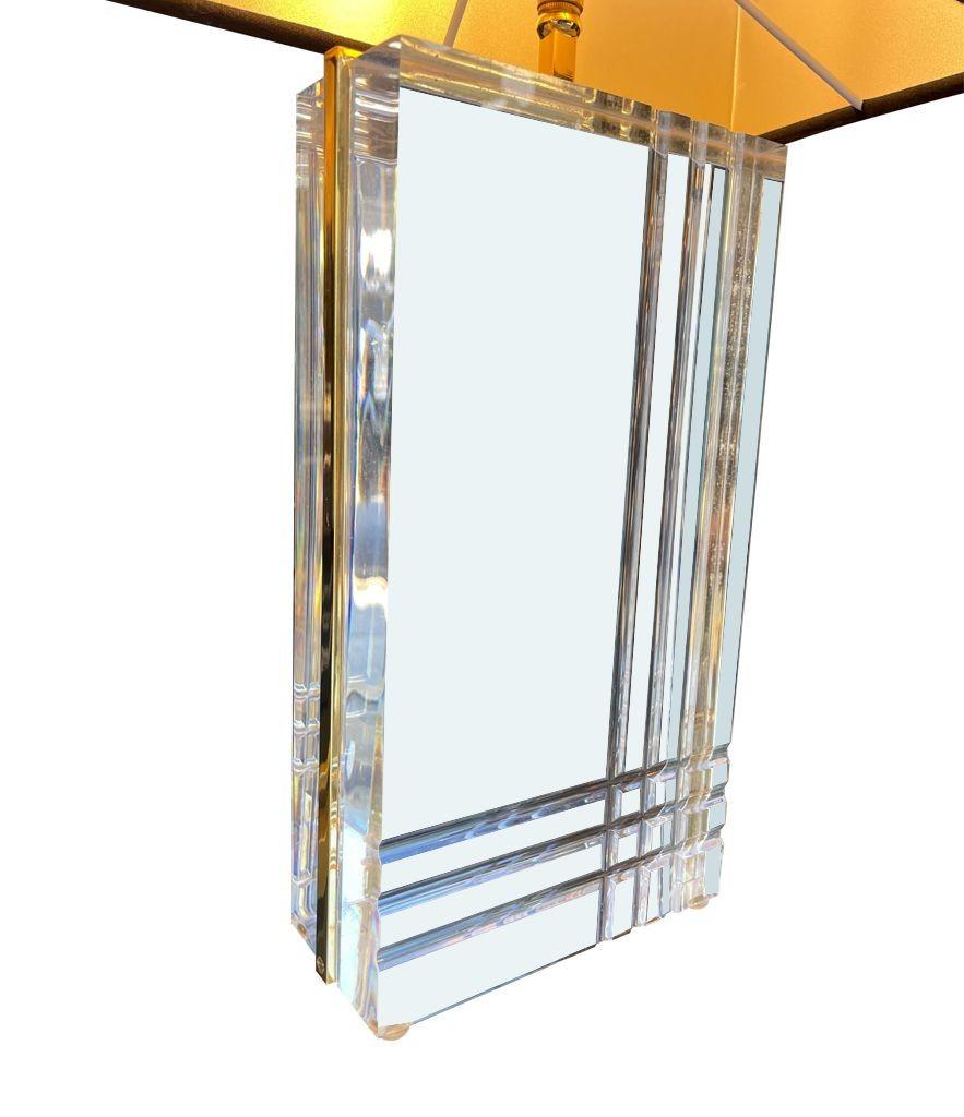 Paire de lampes italiennes des années 1970 en métal doré et lucite en vente 1
