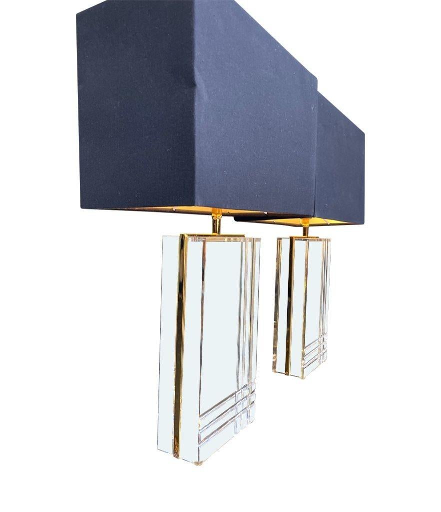 Paire de lampes italiennes des années 1970 en métal doré et lucite en vente 2