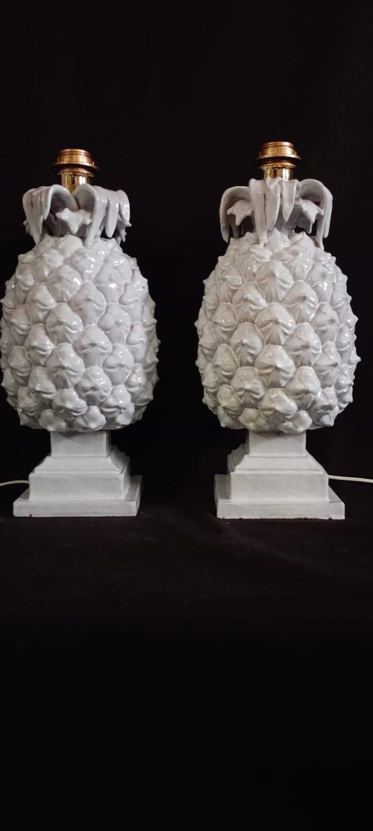 Ein Paar weiß glasierte Keramiklampen in Form einer Ananas, verdrahtet nach britischen Standards, Lampenschirme nicht inbegriffen. Italienisch ca. 70er Jahre