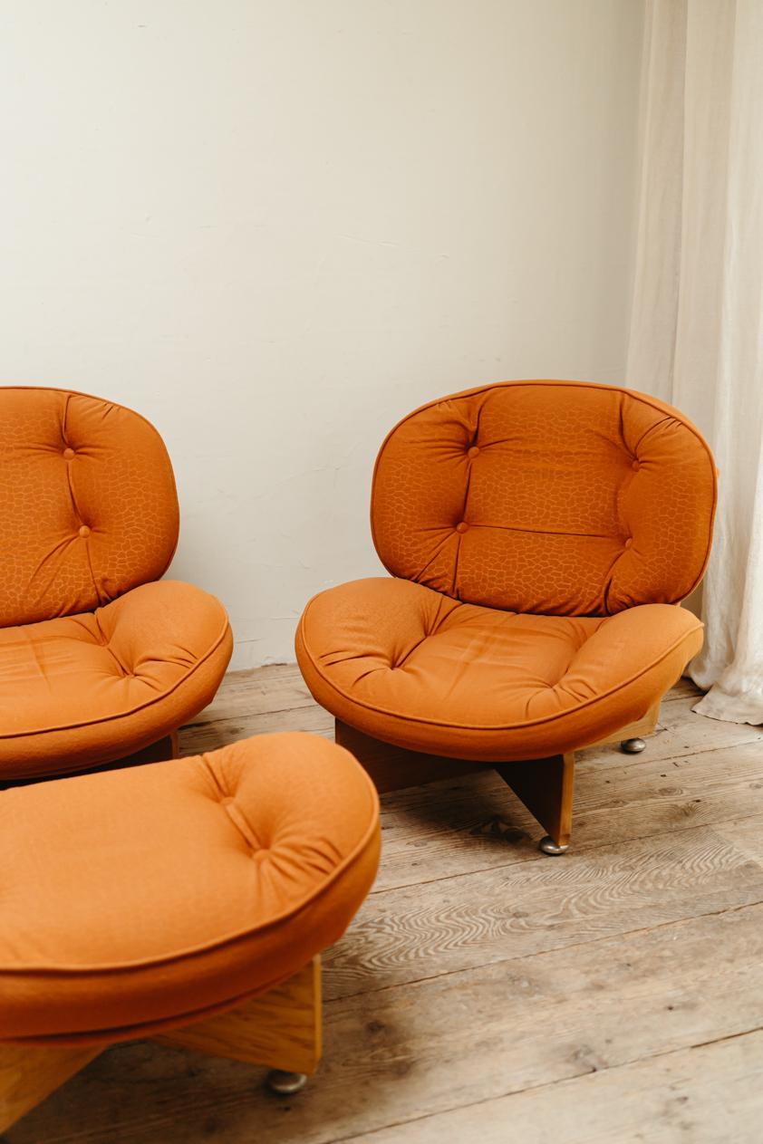 a pair of 1970's lounge chairs and one ottoman/pouf In Good Condition In Brecht, BE