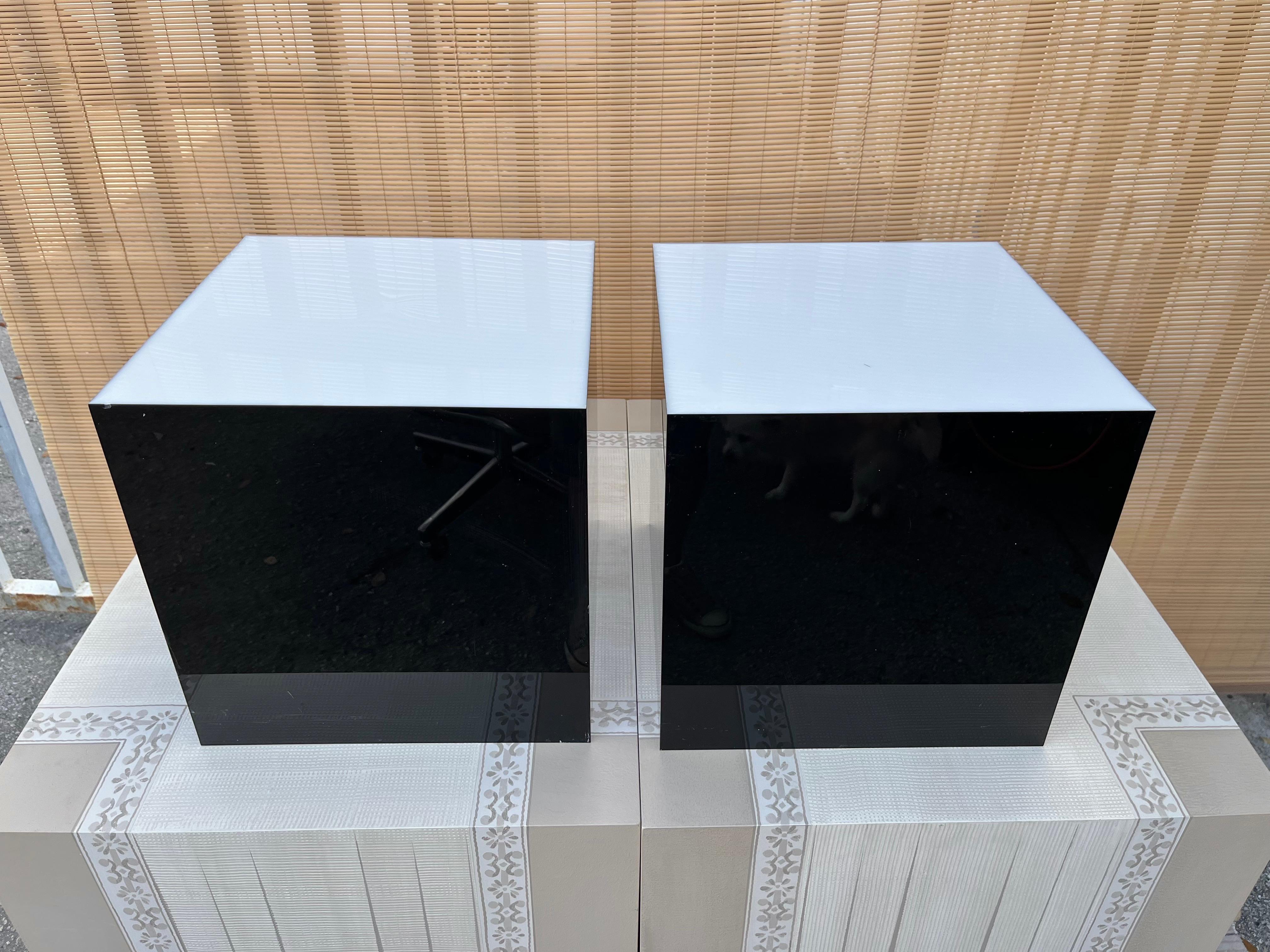 American Pair of 1970s Mid-Century Modern Black Lucite Cube Table Lamps For Sale
