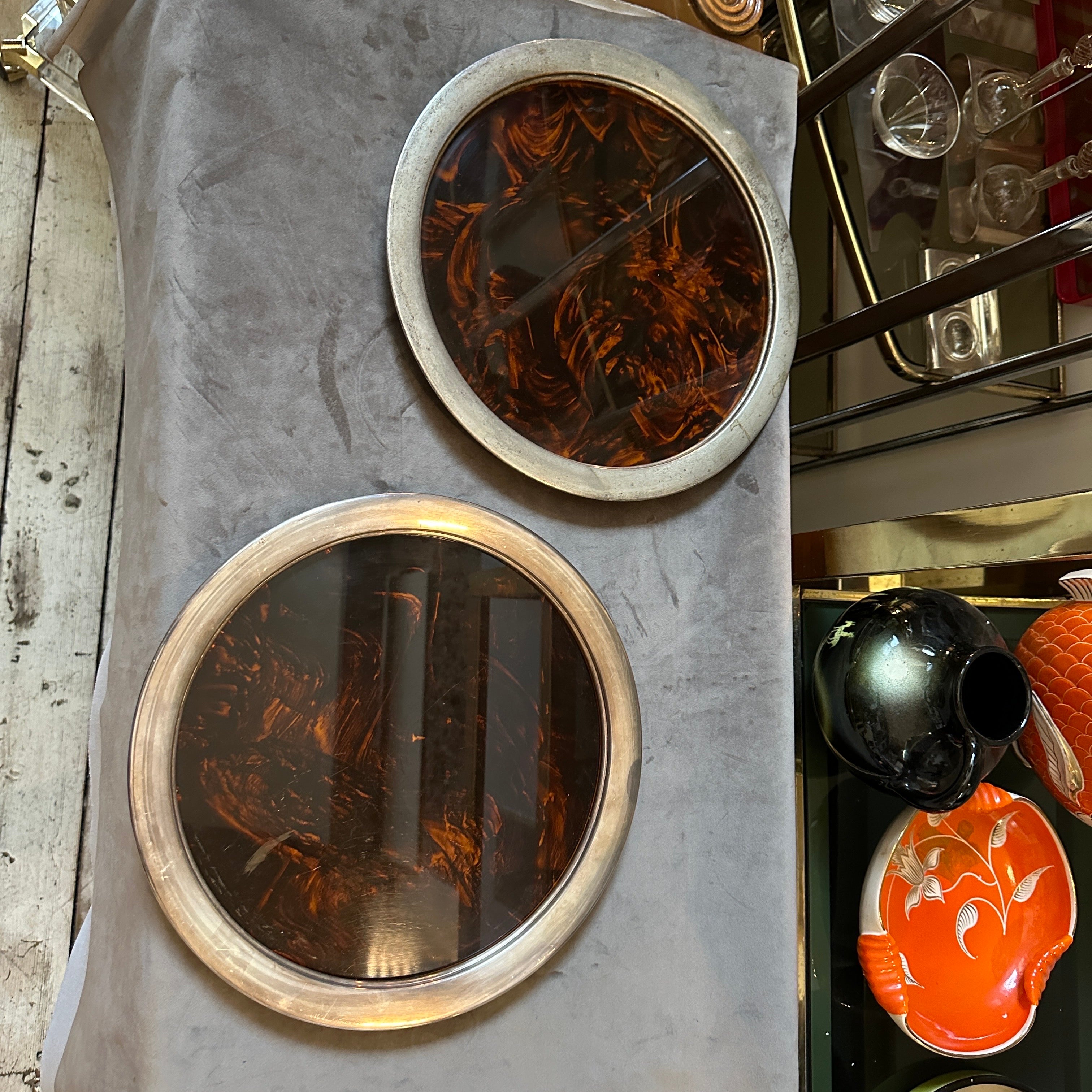 A Mid-Century Modern set of two Fake Tortoise Lucite and metal round trays designed and manufactured by the Italian design company Guzzini during the 1970s in lovely conditions. The Guzzini company is a well-known Italian brand that specializes in